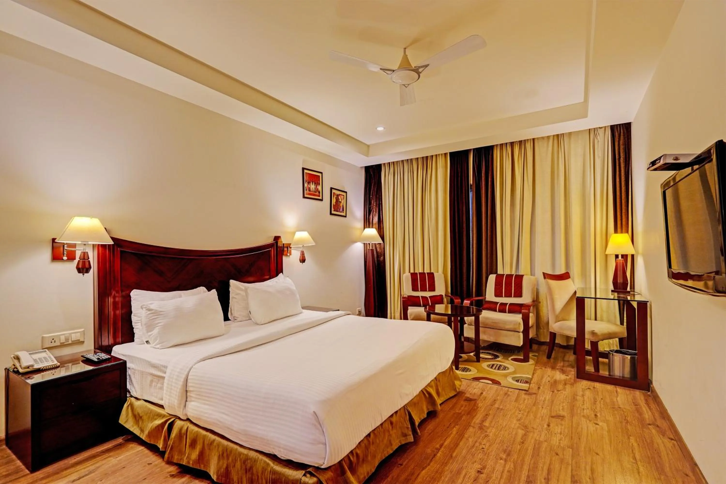 Bedroom, Bed in Super Townhouse OAK Hotel City Mark Gurgaon
