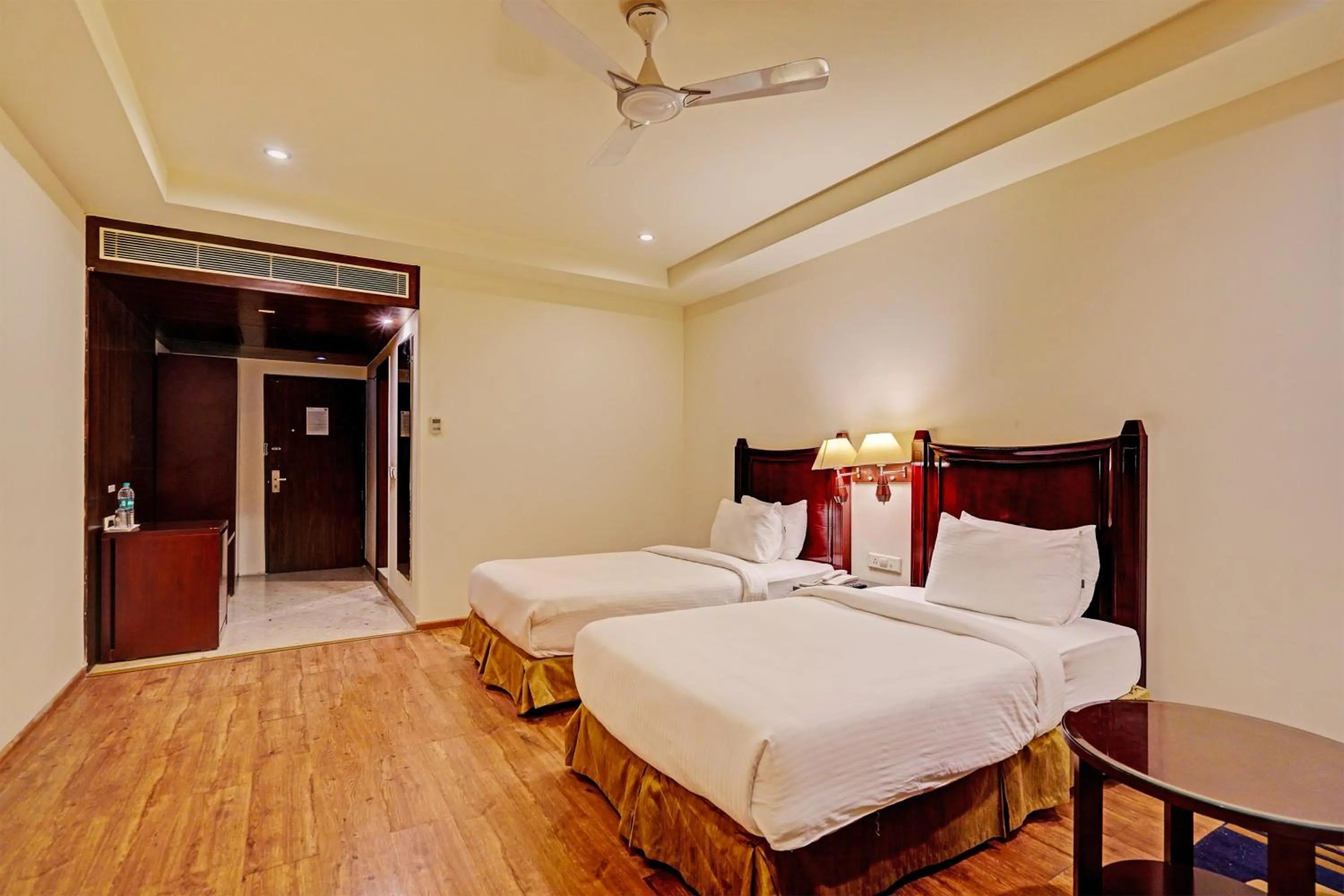 Lobby or reception, Bed in Super Townhouse OAK Hotel City Mark Gurgaon