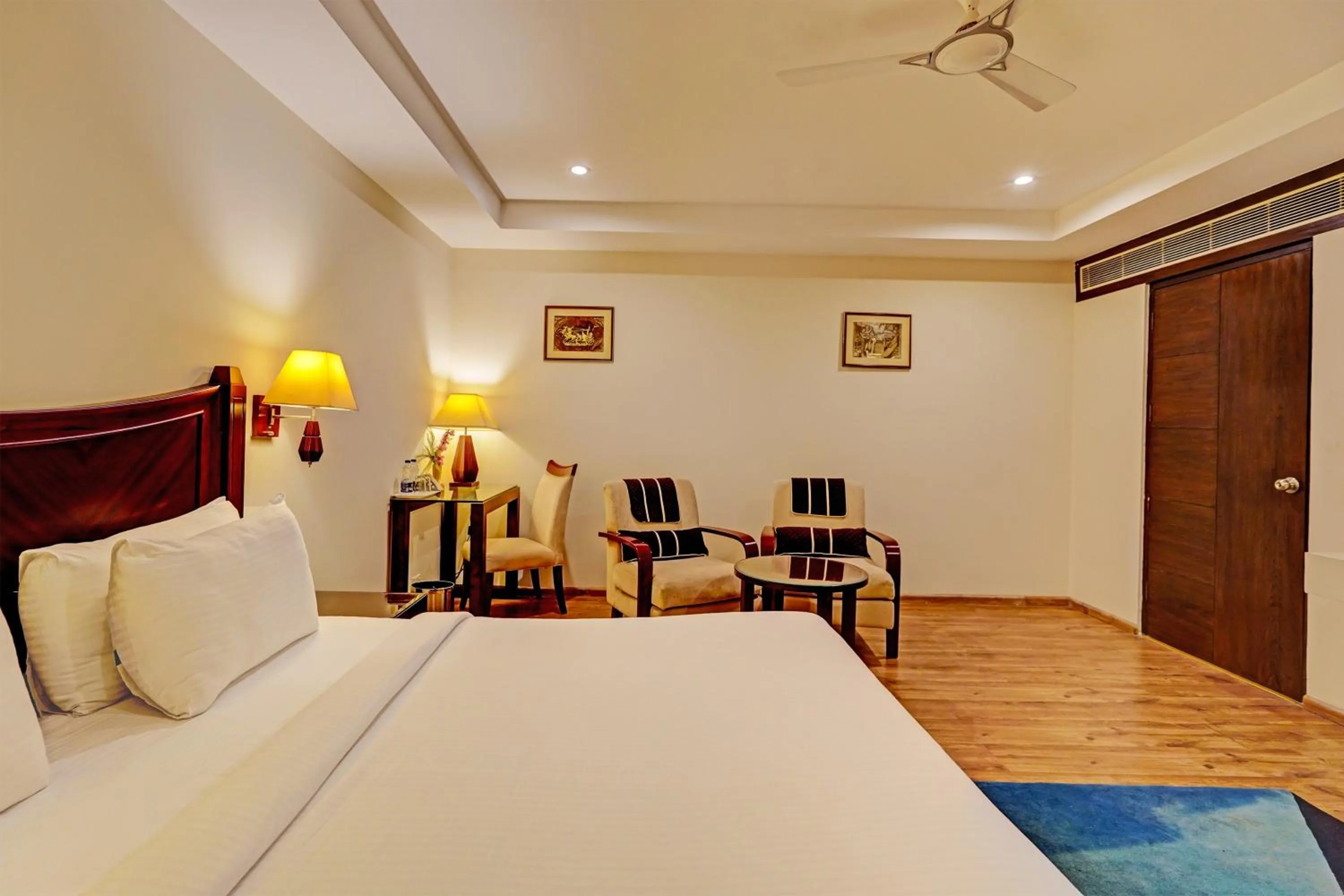 Bedroom, Bed in Super Townhouse OAK Hotel City Mark Gurgaon