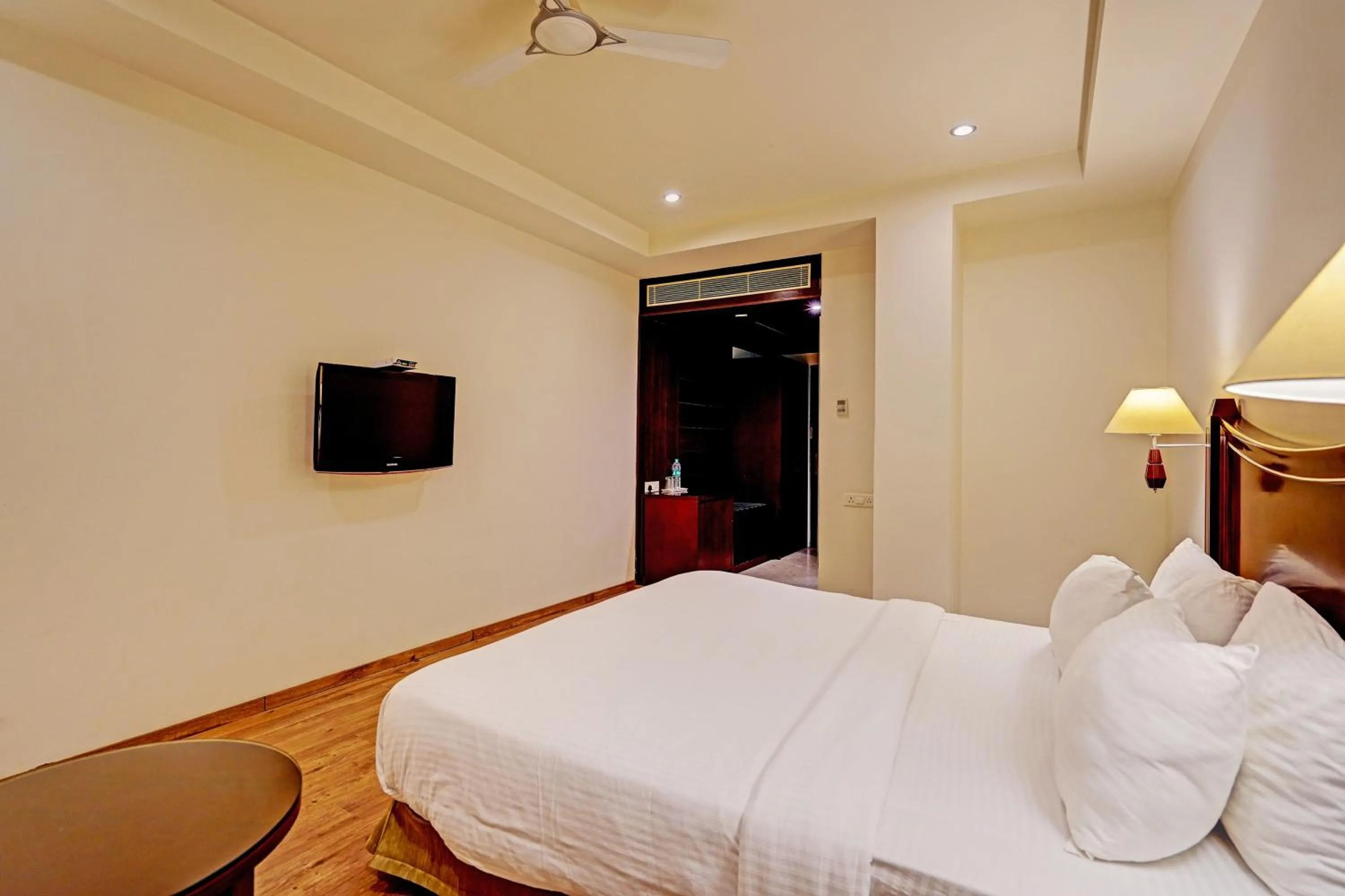 Bedroom, Bed in Super Townhouse OAK Hotel City Mark Gurgaon