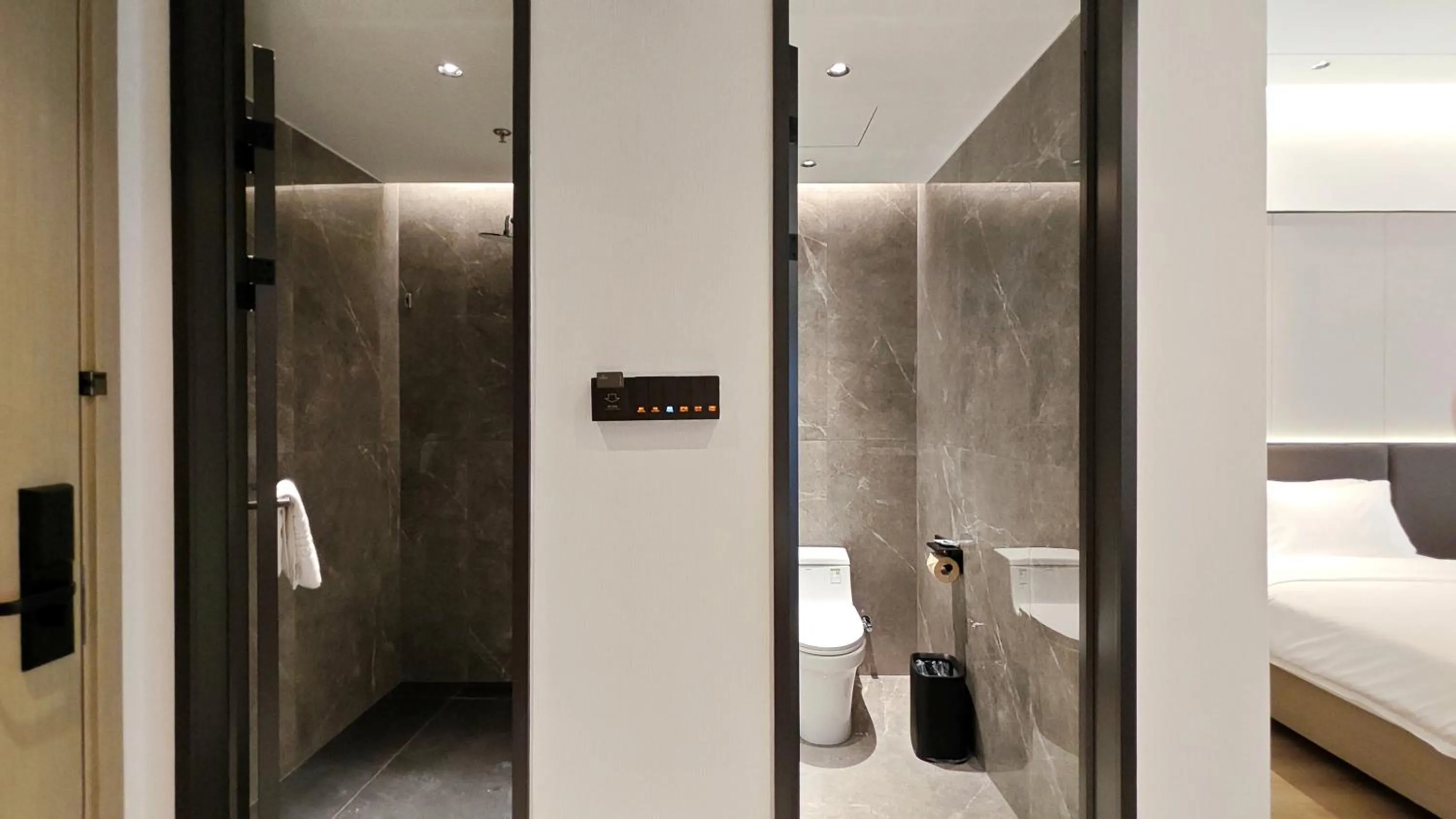 Shower, Bed in Haisi Boya International Hotel