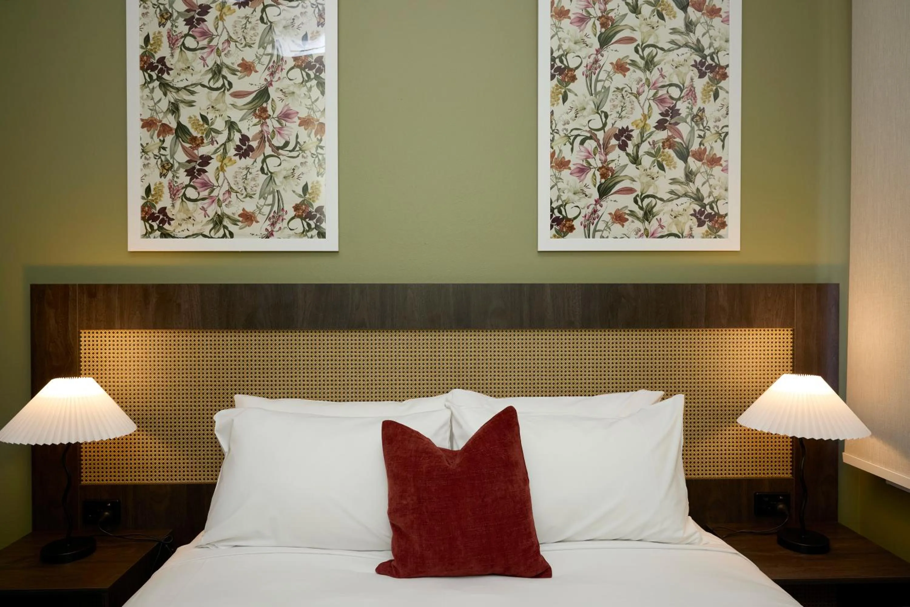 Property building, Bed in The Burlington Hotel