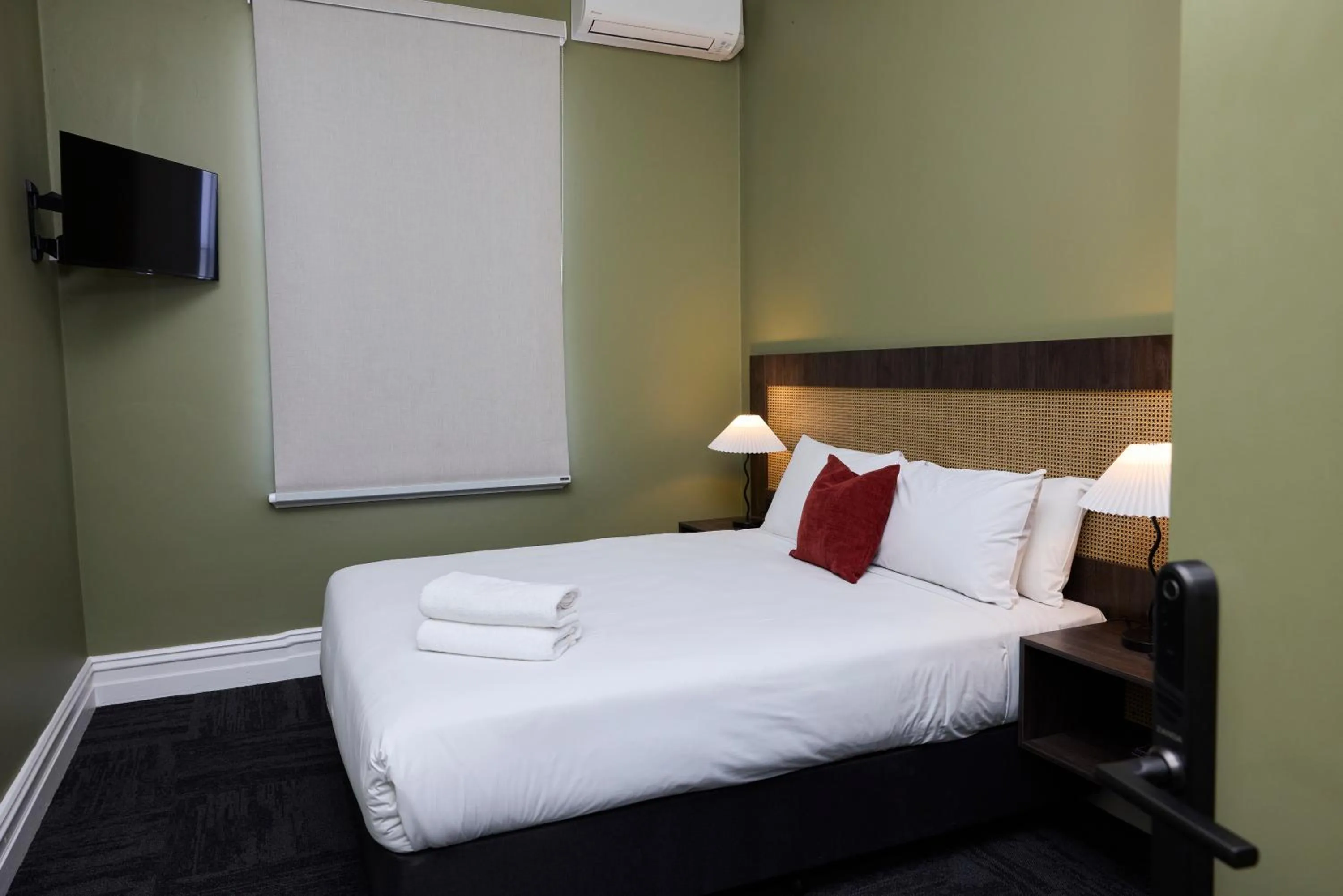 Property building, Bed in The Burlington Hotel