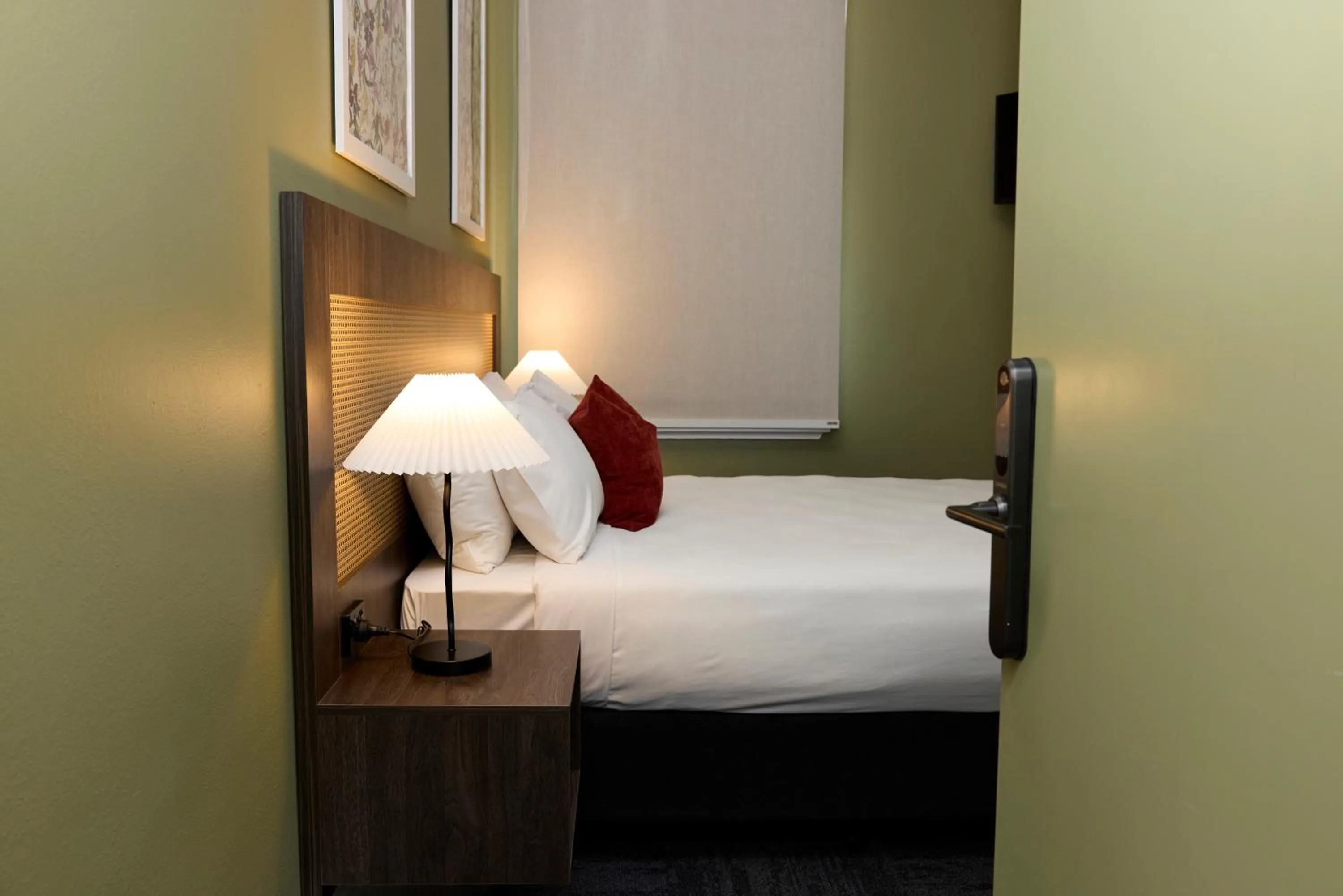 Property building, Bed in The Burlington Hotel