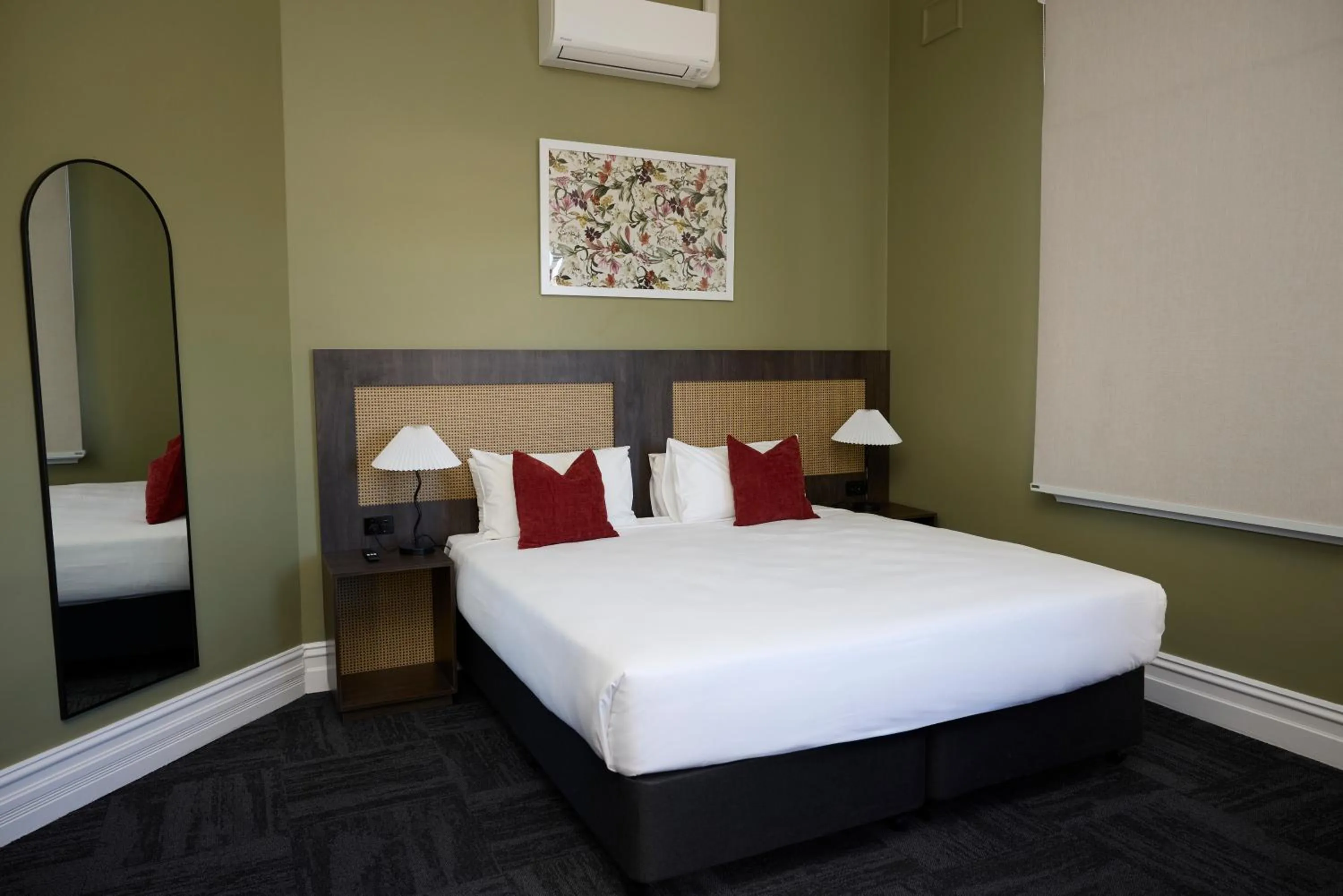 Property building, Bed in The Burlington Hotel