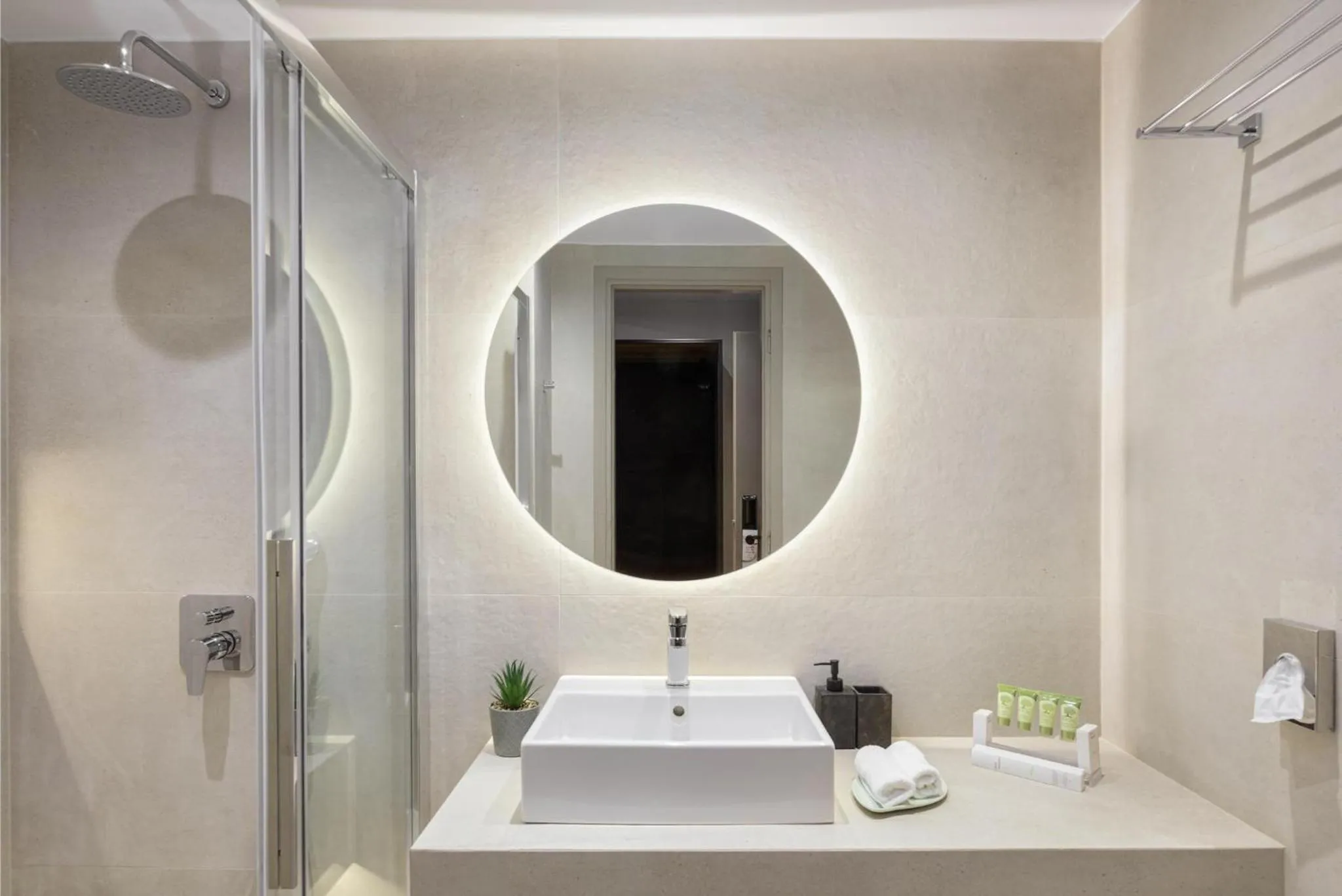 Shower in Acropolis Select