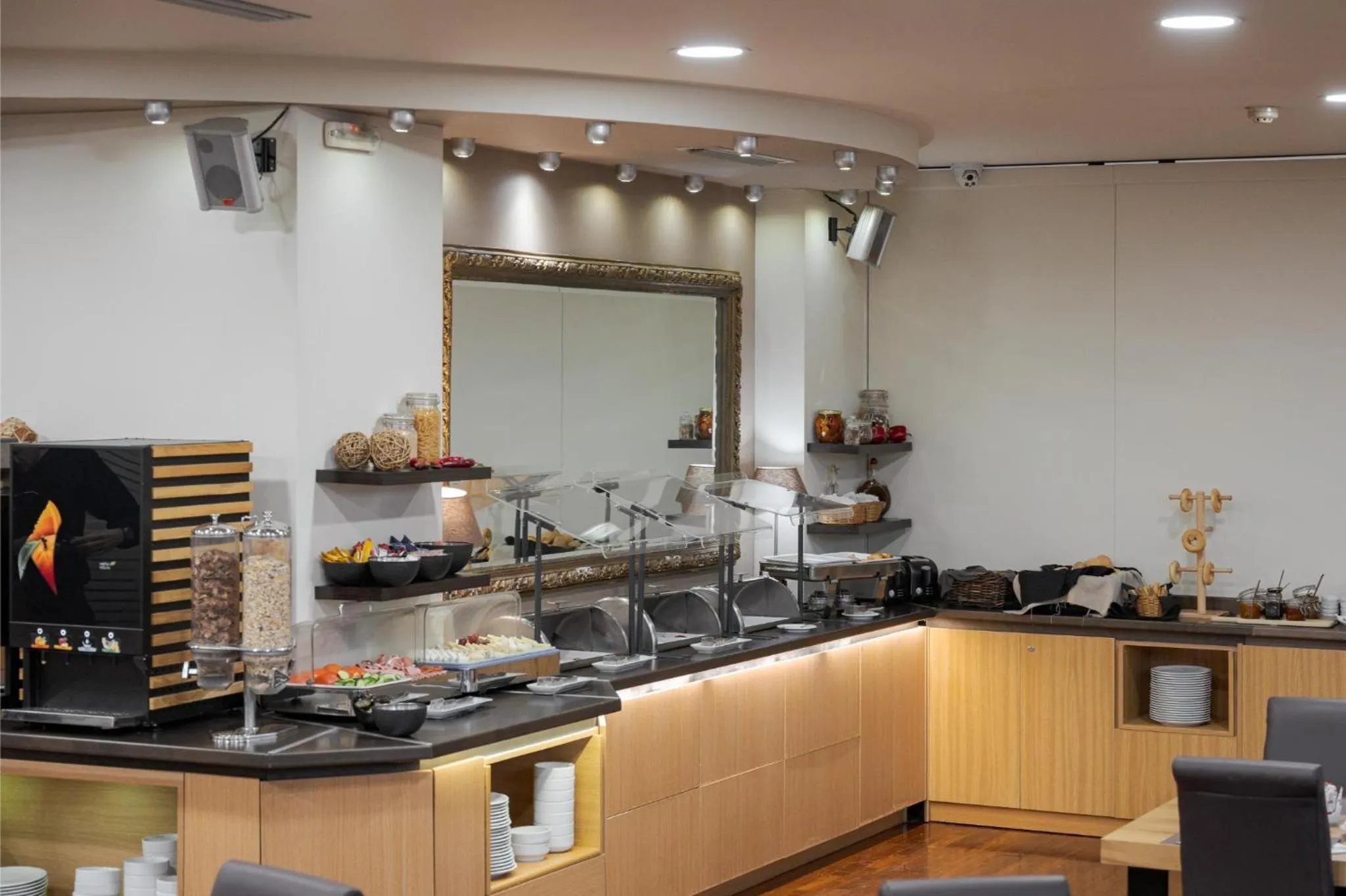 Food and drinks in Acropolis Select