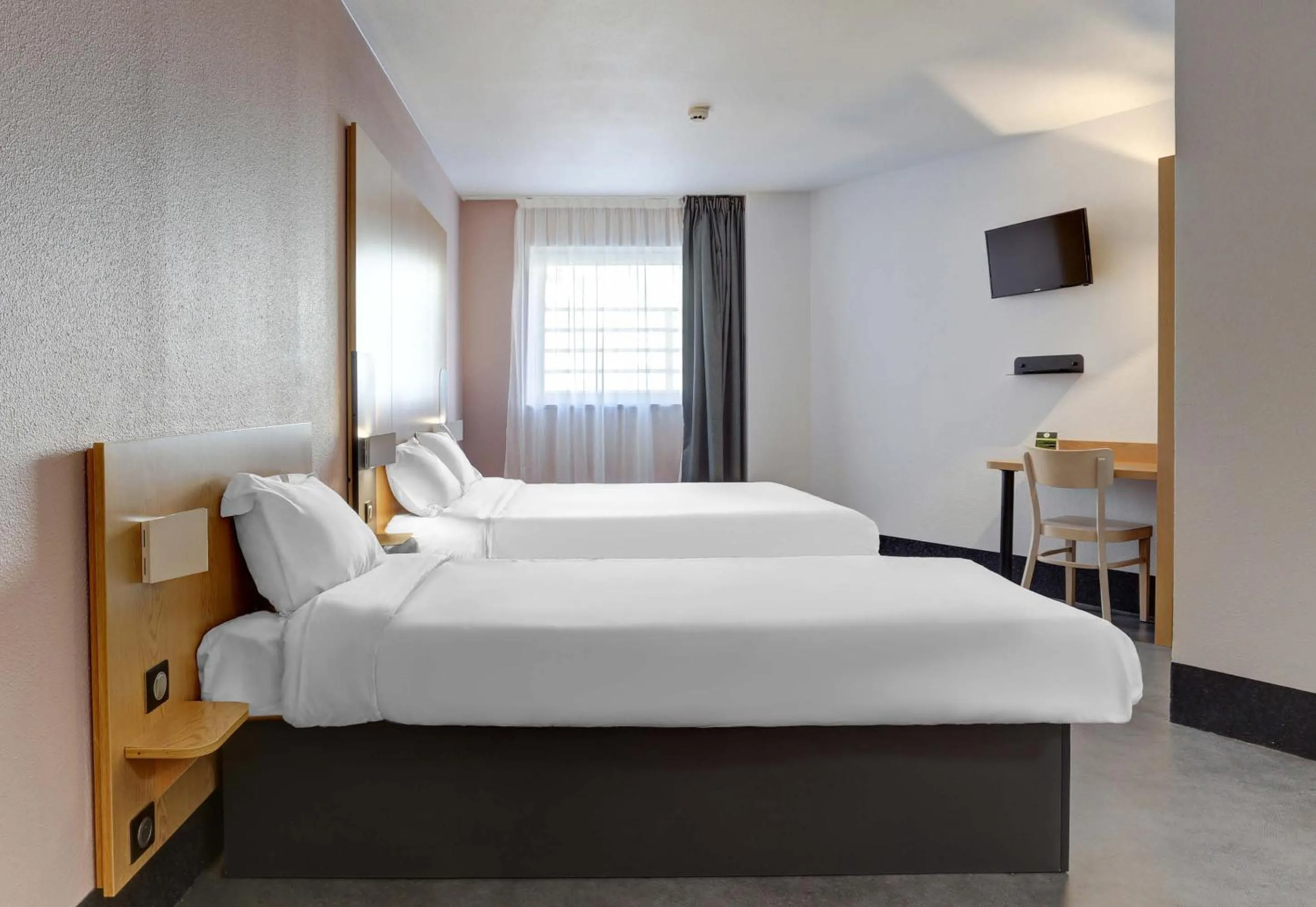 Bedroom, Bed in B&B HOTEL Reims Centre Gare