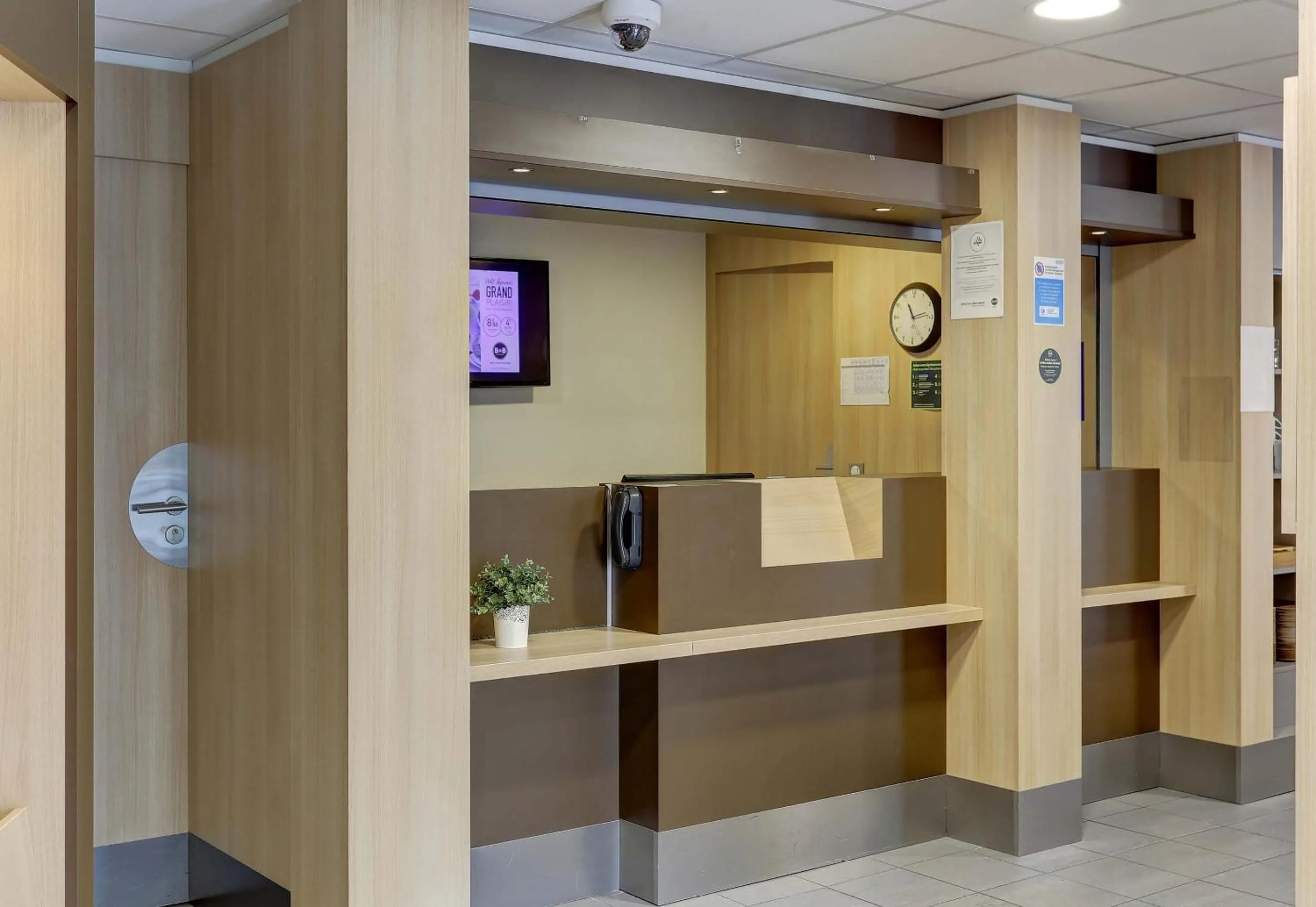 Lobby or reception in B&B HOTEL Reims Centre Gare