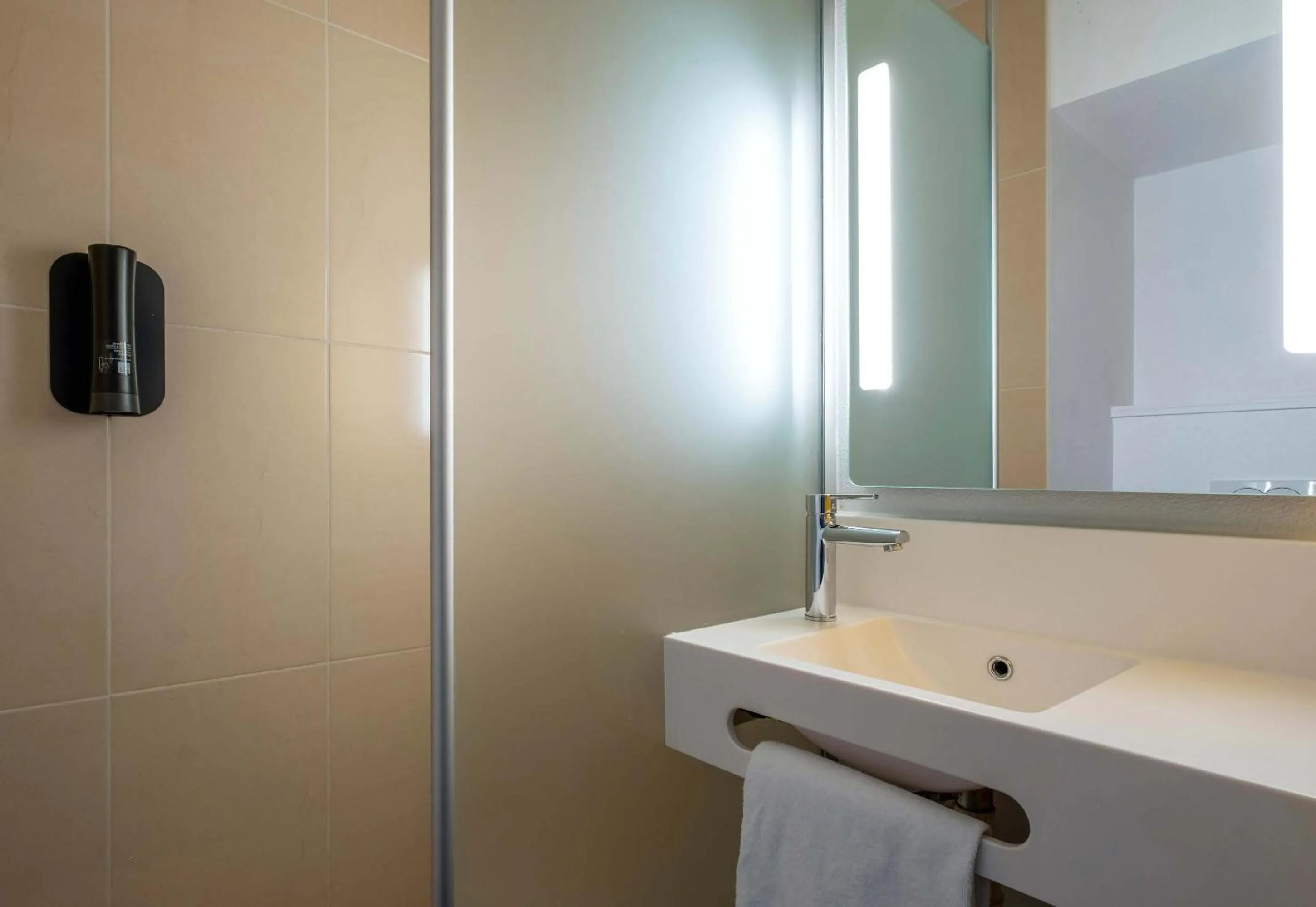 Bathroom in B&B HOTEL Niort Marais Poitevin Est