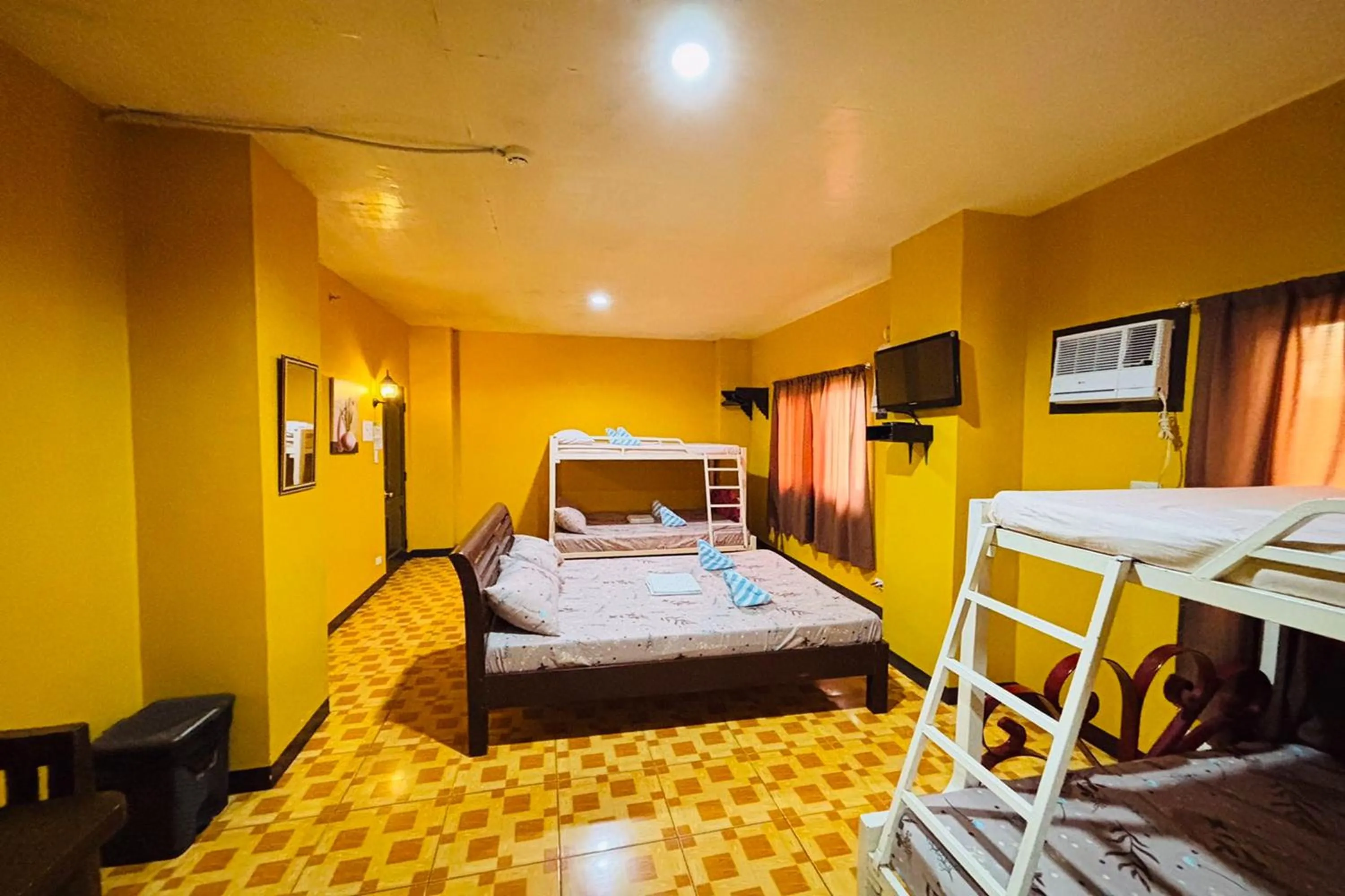 10-Bed Mixed Dormitory Room in Sea Urchin Hotel near Hundred Islands
