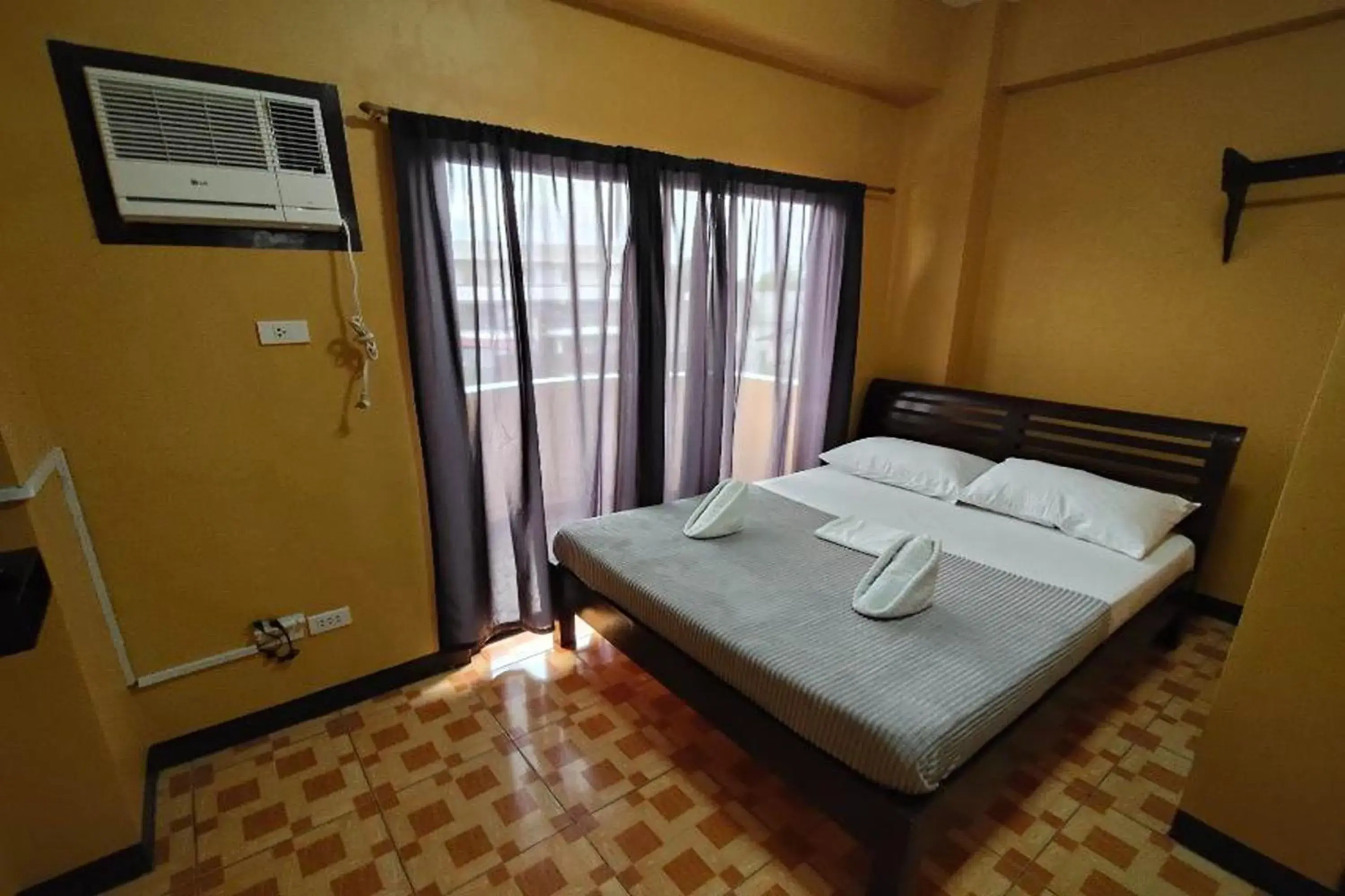 Double Room in Sea Urchin Hotel near Hundred Islands Double Room in Sea Urchin Hotel near Hundred Islands
