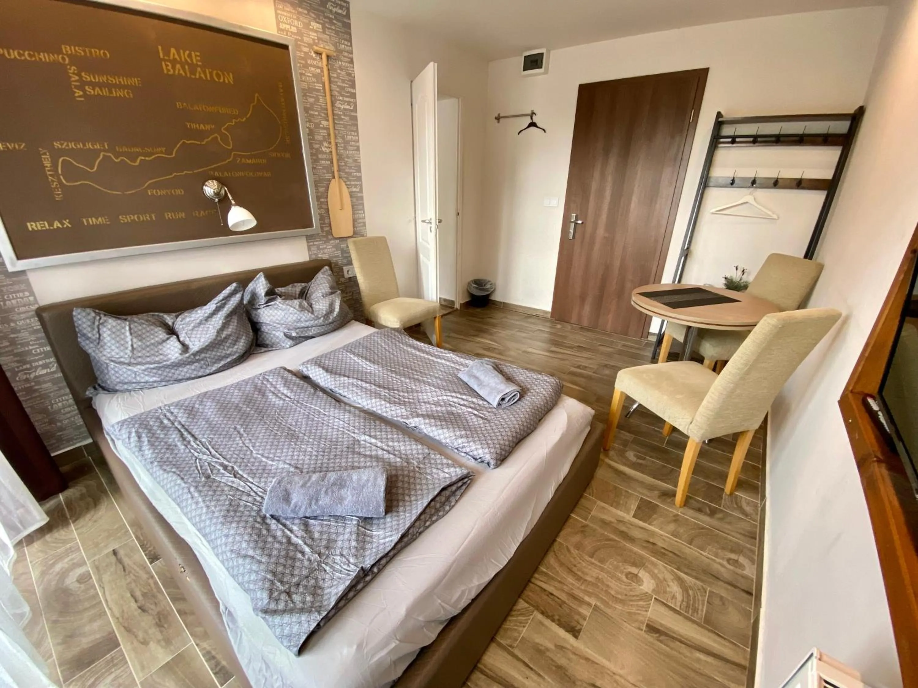 Photo of the whole room, Bed in Silver Garden