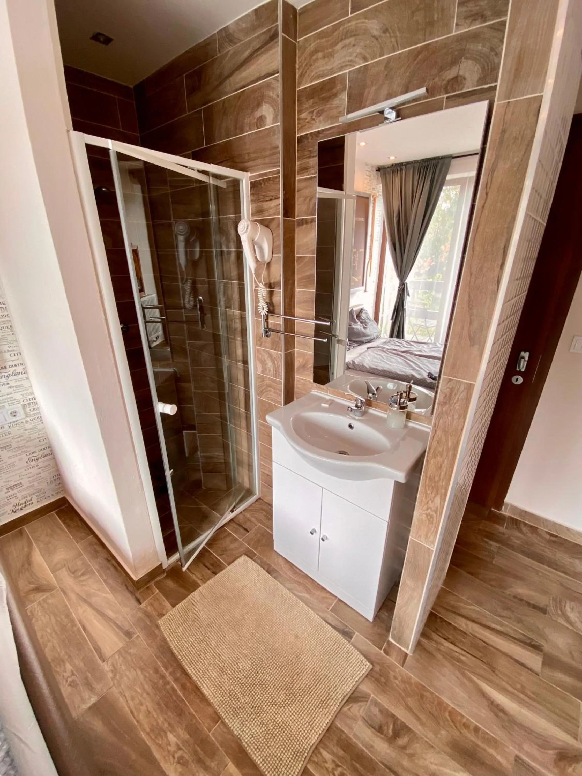 Photo of the whole room in Silver Garden