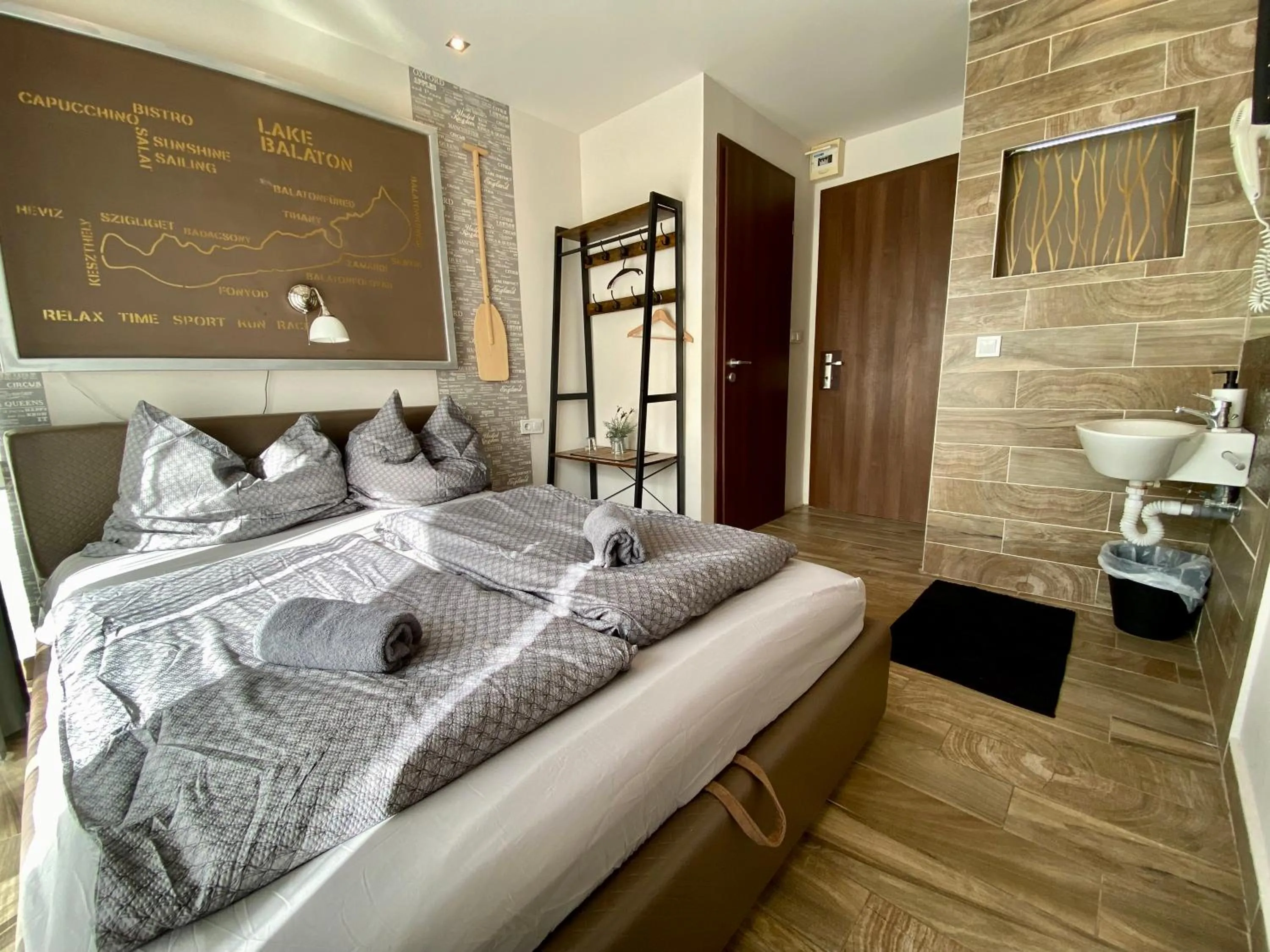 Photo of the whole room, Bed in Silver Garden