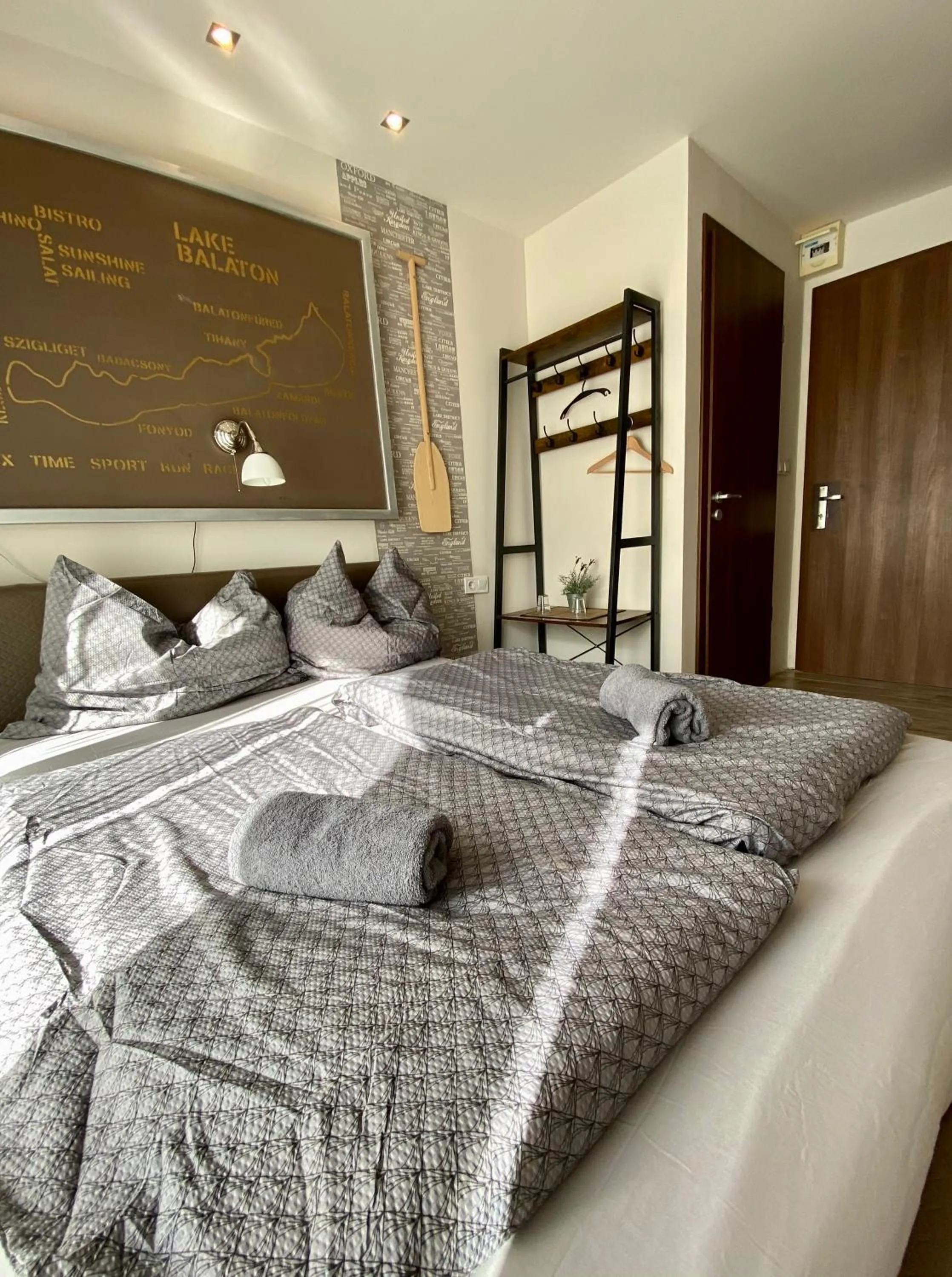 Bedroom, Bed in Silver Garden