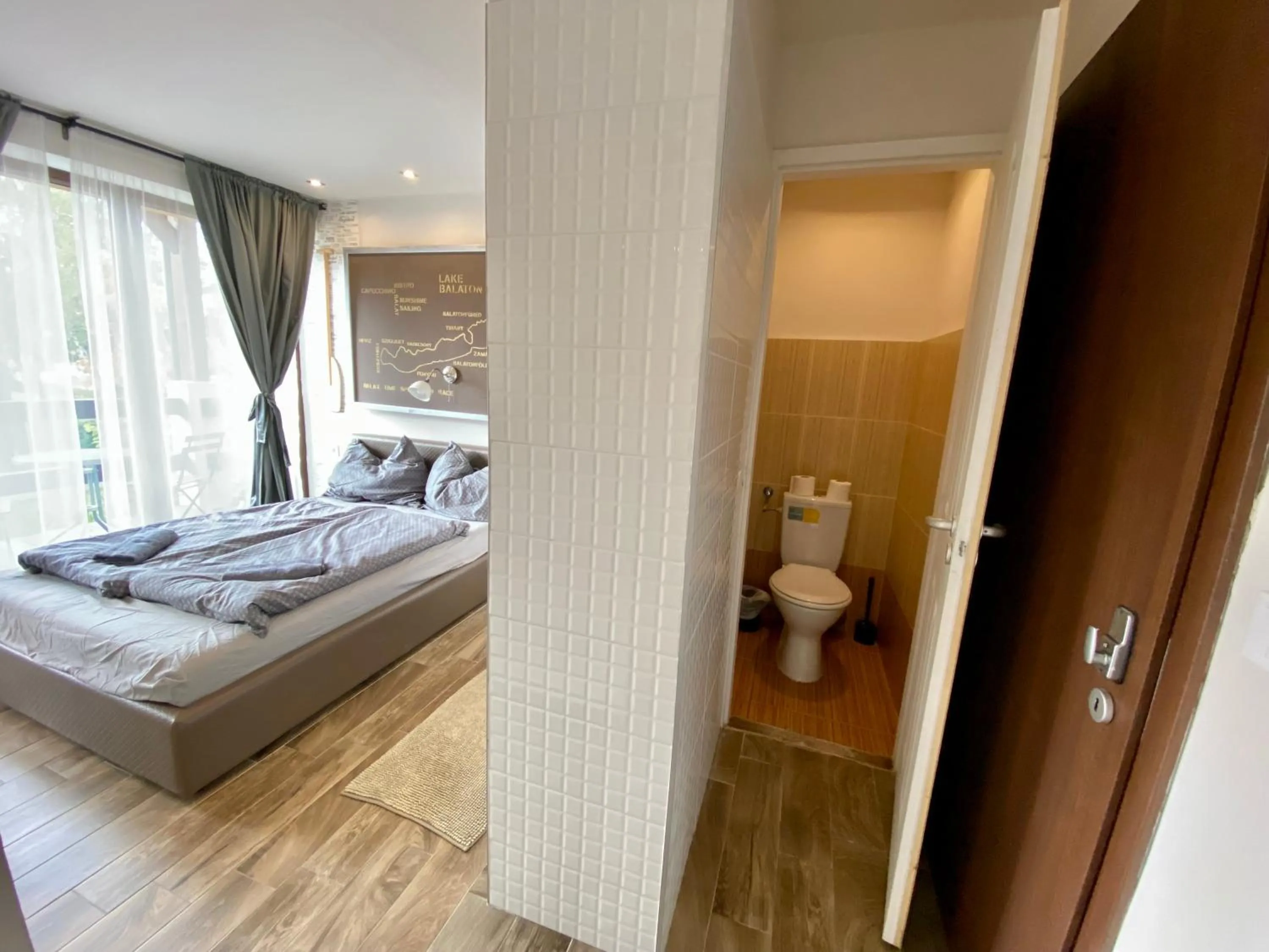 Bathroom, Bed in Silver Garden