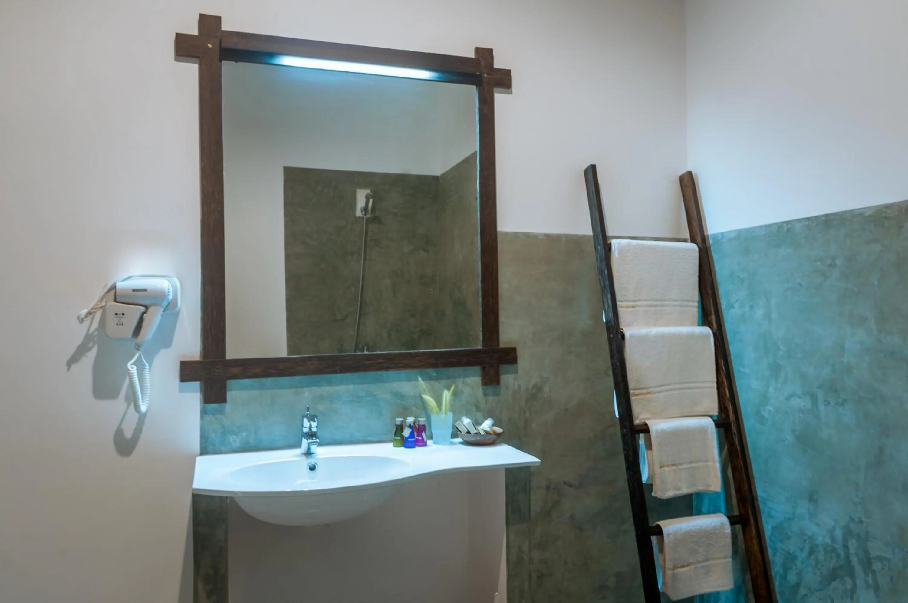 Bathroom in Garcinia Leaf