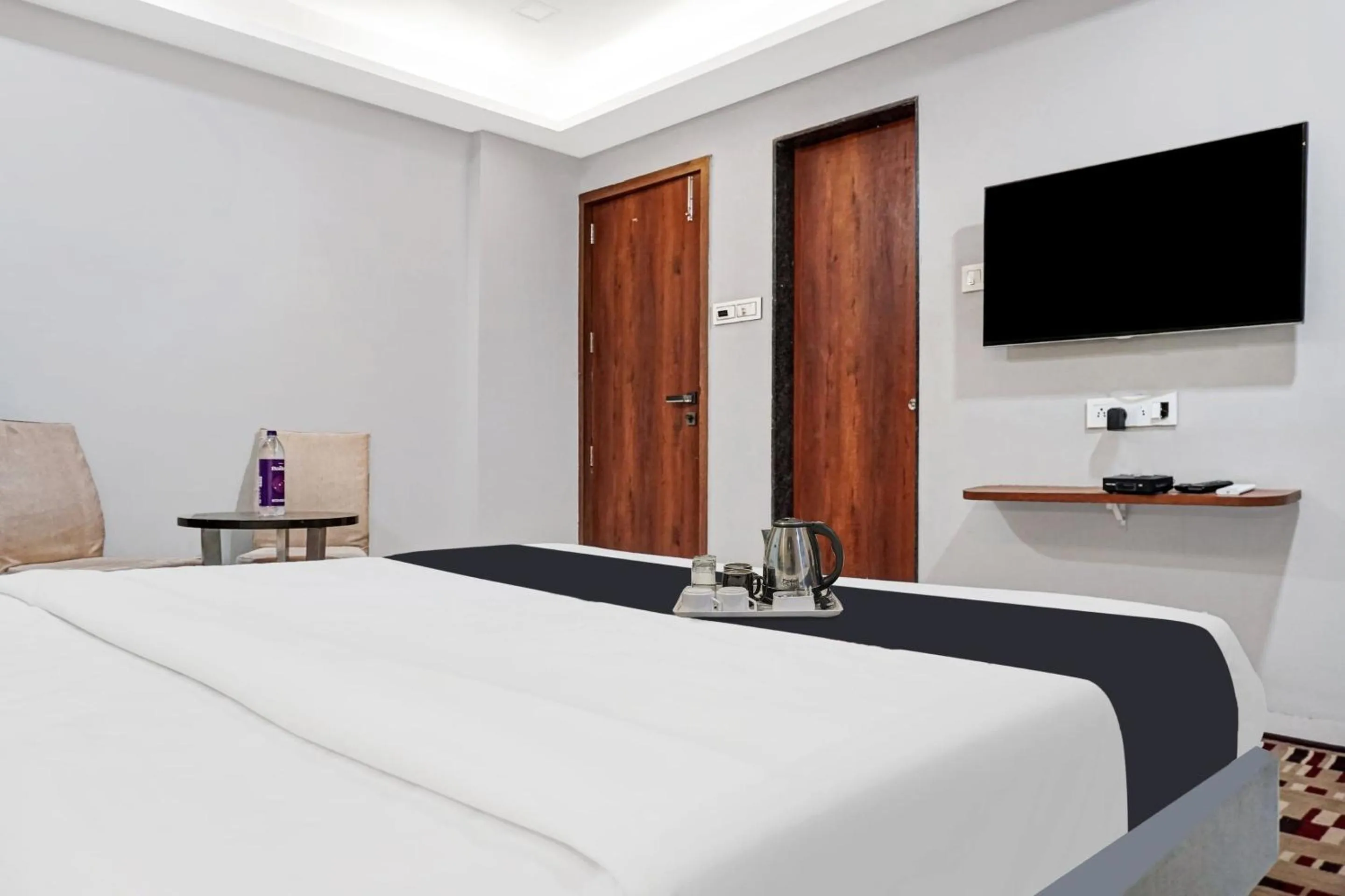 Bed in Super Townhouse OAK Hotel Rajmudra