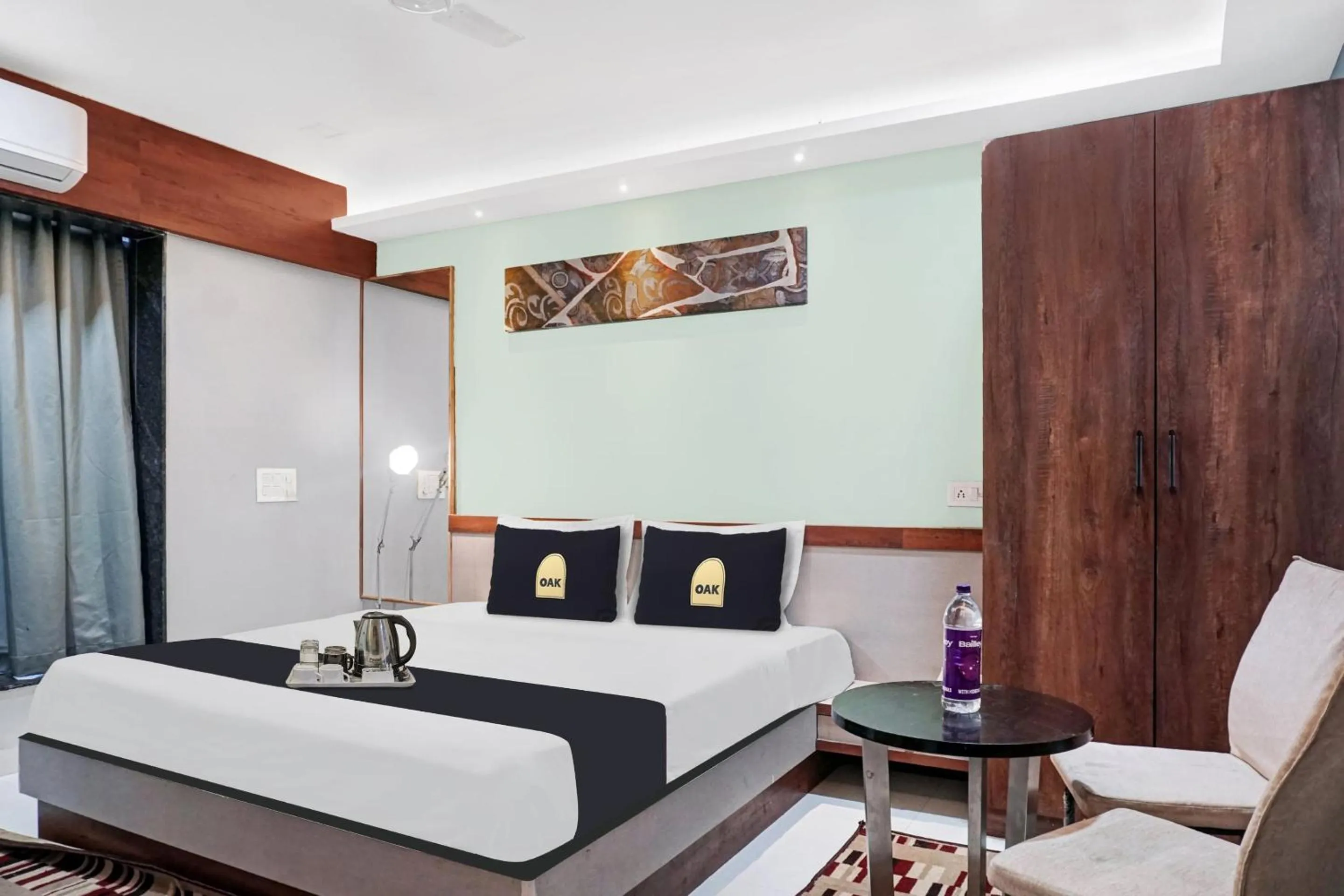 Photo of the whole room, Bed in Super Townhouse OAK Hotel Rajmudra