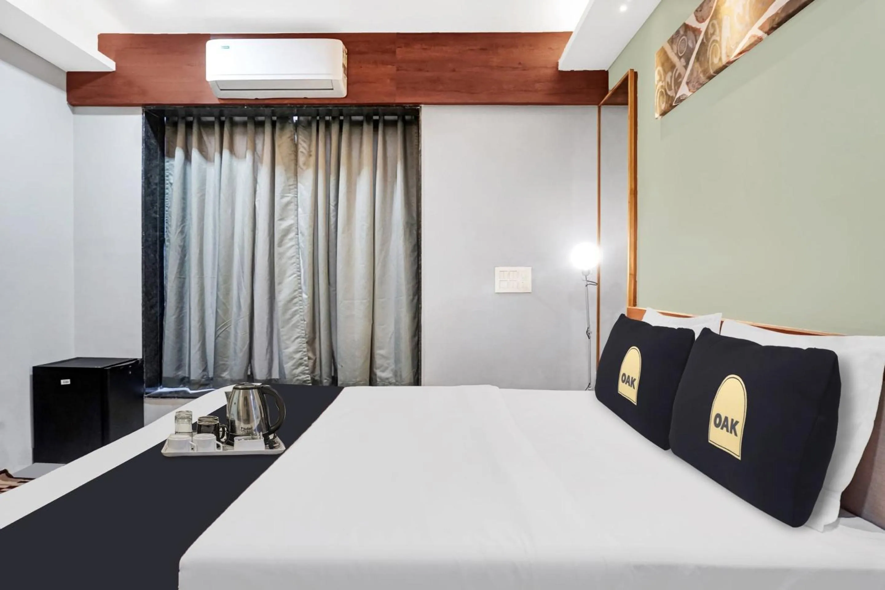 Photo of the whole room, Bed in Super Townhouse OAK Hotel Rajmudra