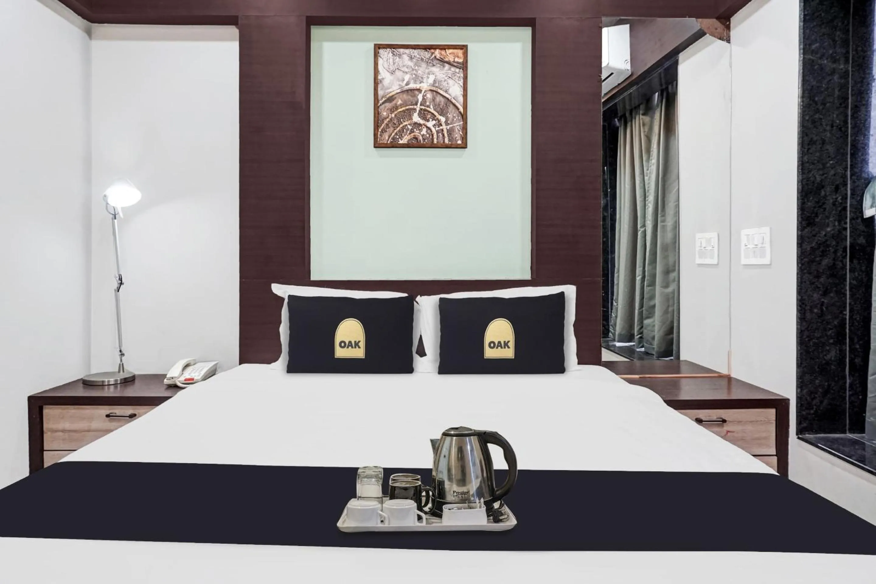 Photo of the whole room, Bed in Super Townhouse OAK Hotel Rajmudra