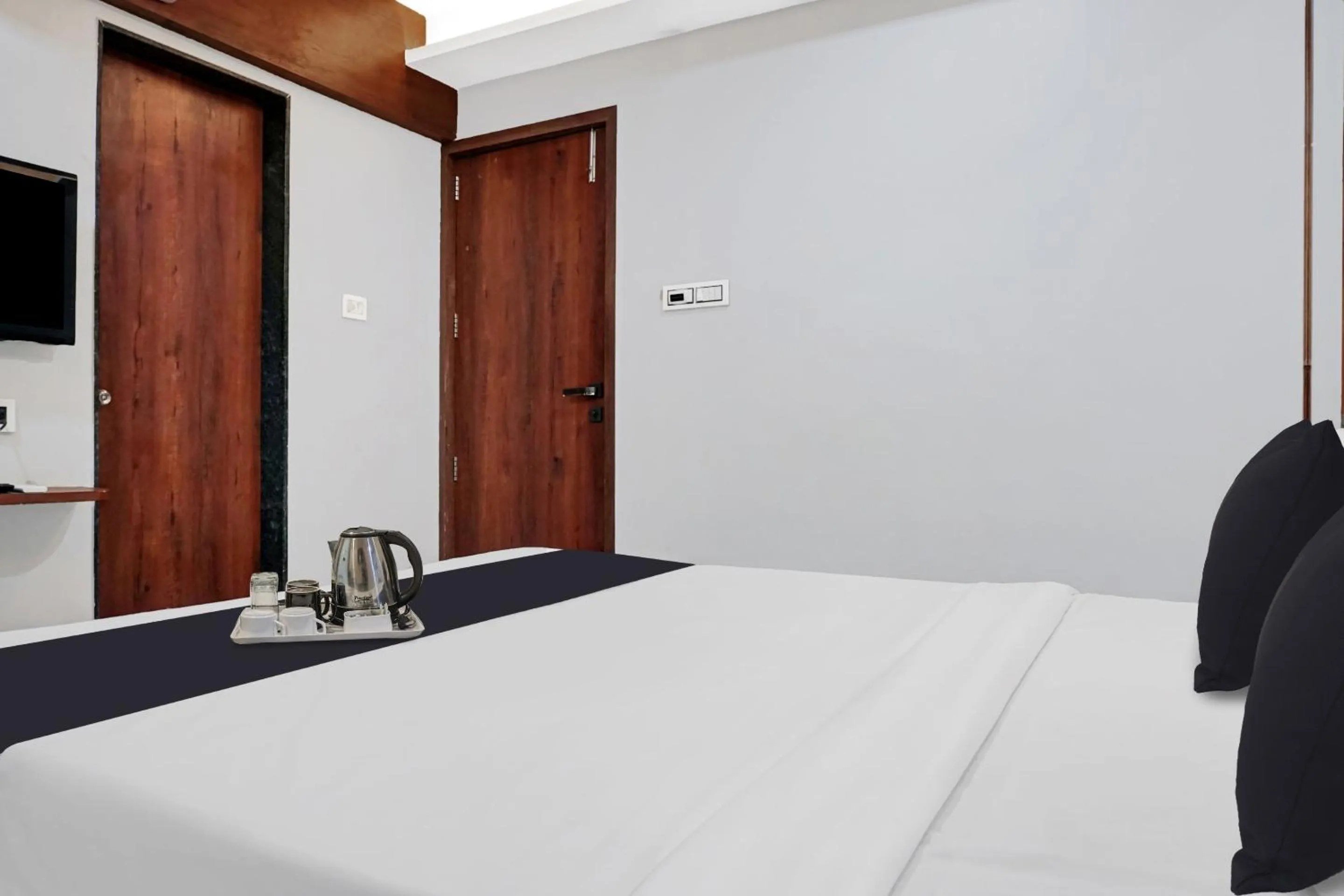 Bed in Super Townhouse OAK Hotel Rajmudra
