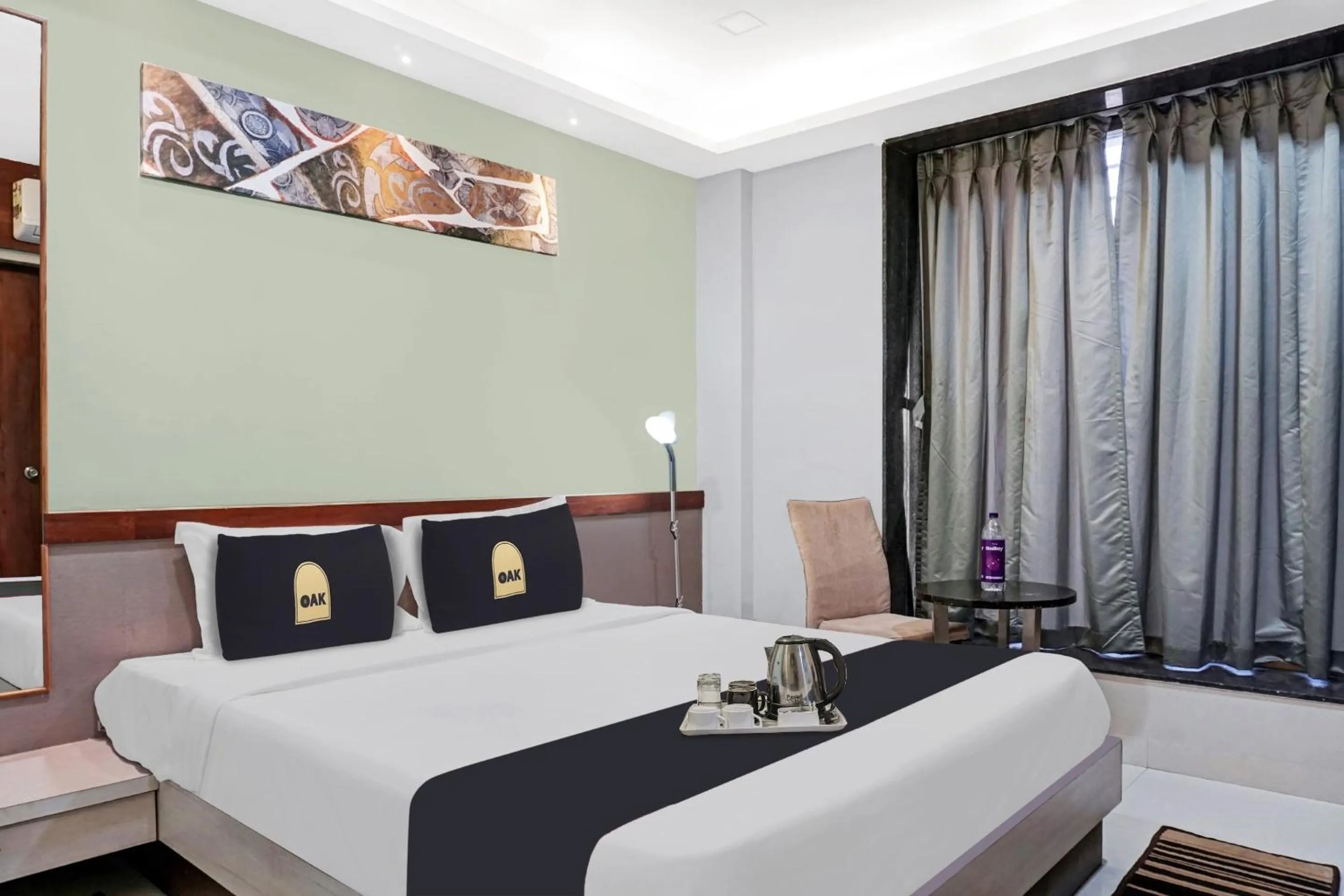 Photo of the whole room, Bed in Super Townhouse OAK Hotel Rajmudra