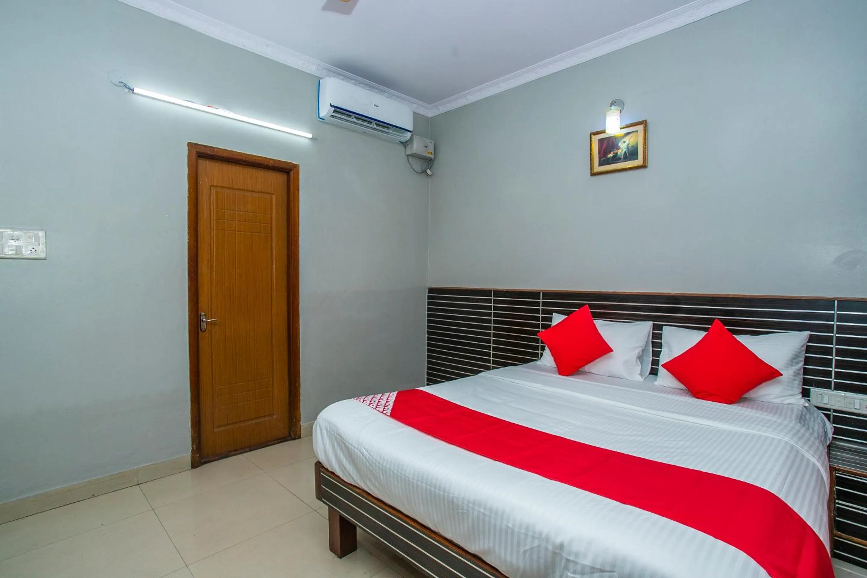 Photo of the whole room, Bed in Hotel O White Fort Near Lalbagh Botanical Garden