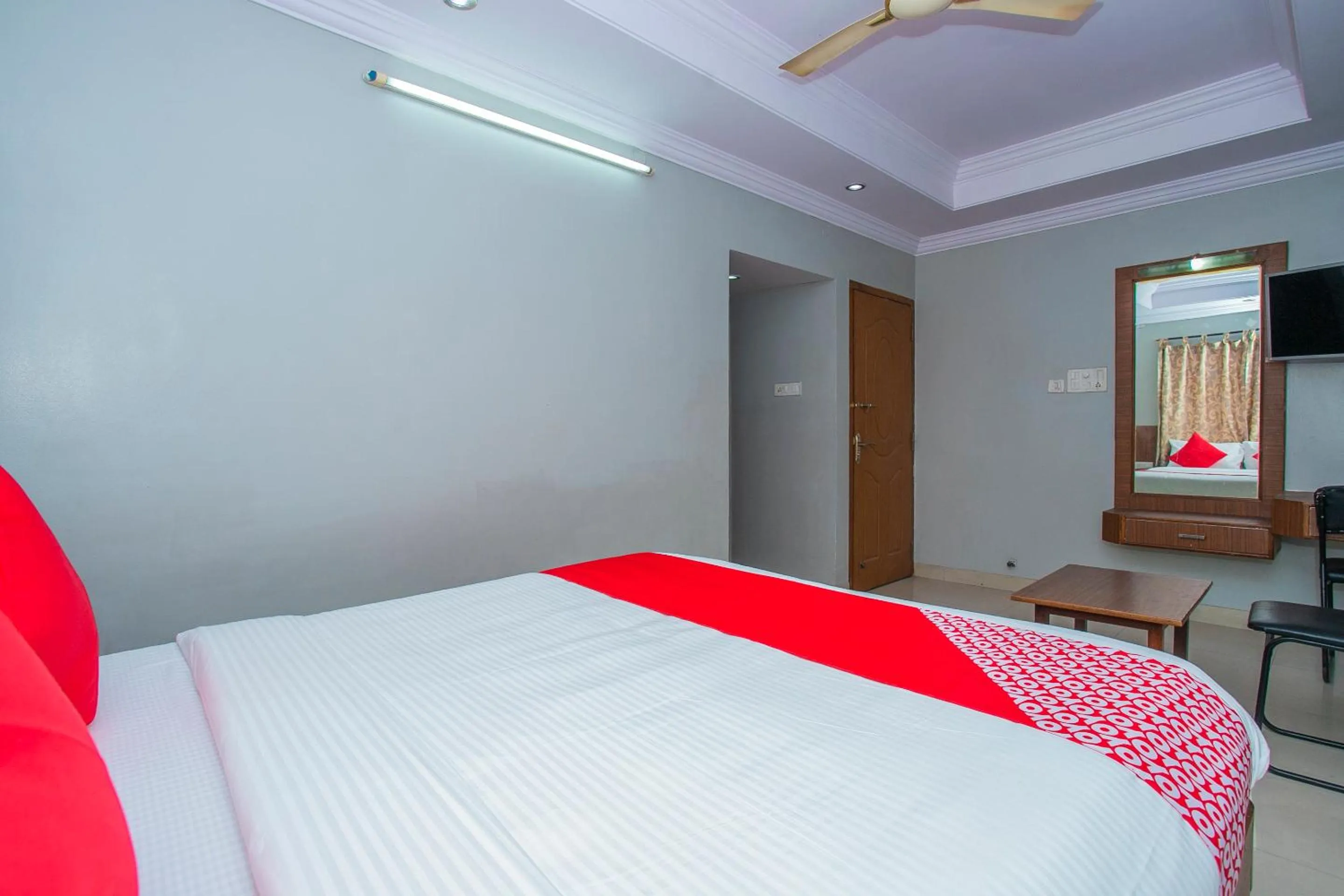 Photo of the whole room, Bed in Hotel O White Fort Near Lalbagh Botanical Garden