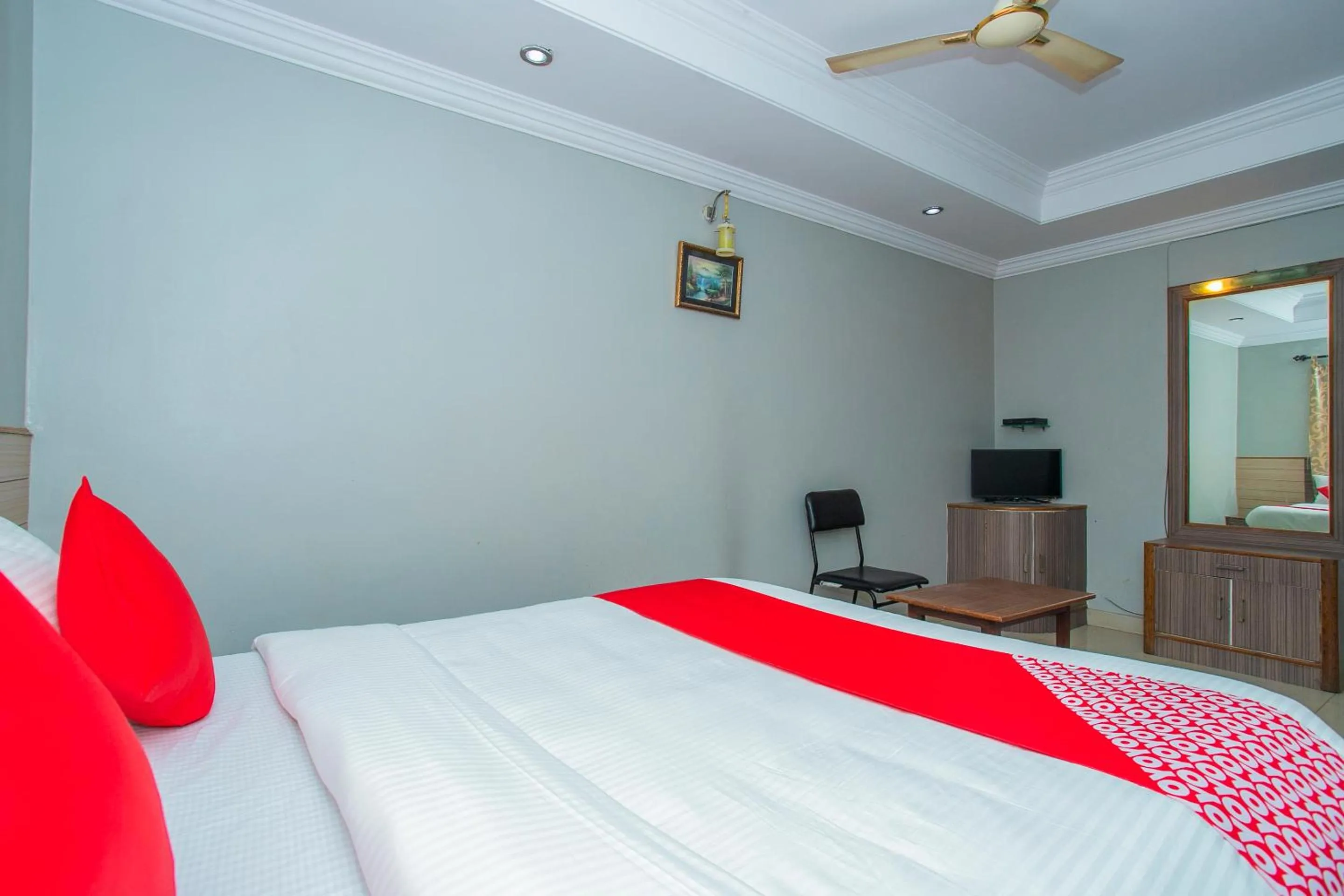 Photo of the whole room, Bed in Hotel O White Fort Near Lalbagh Botanical Garden