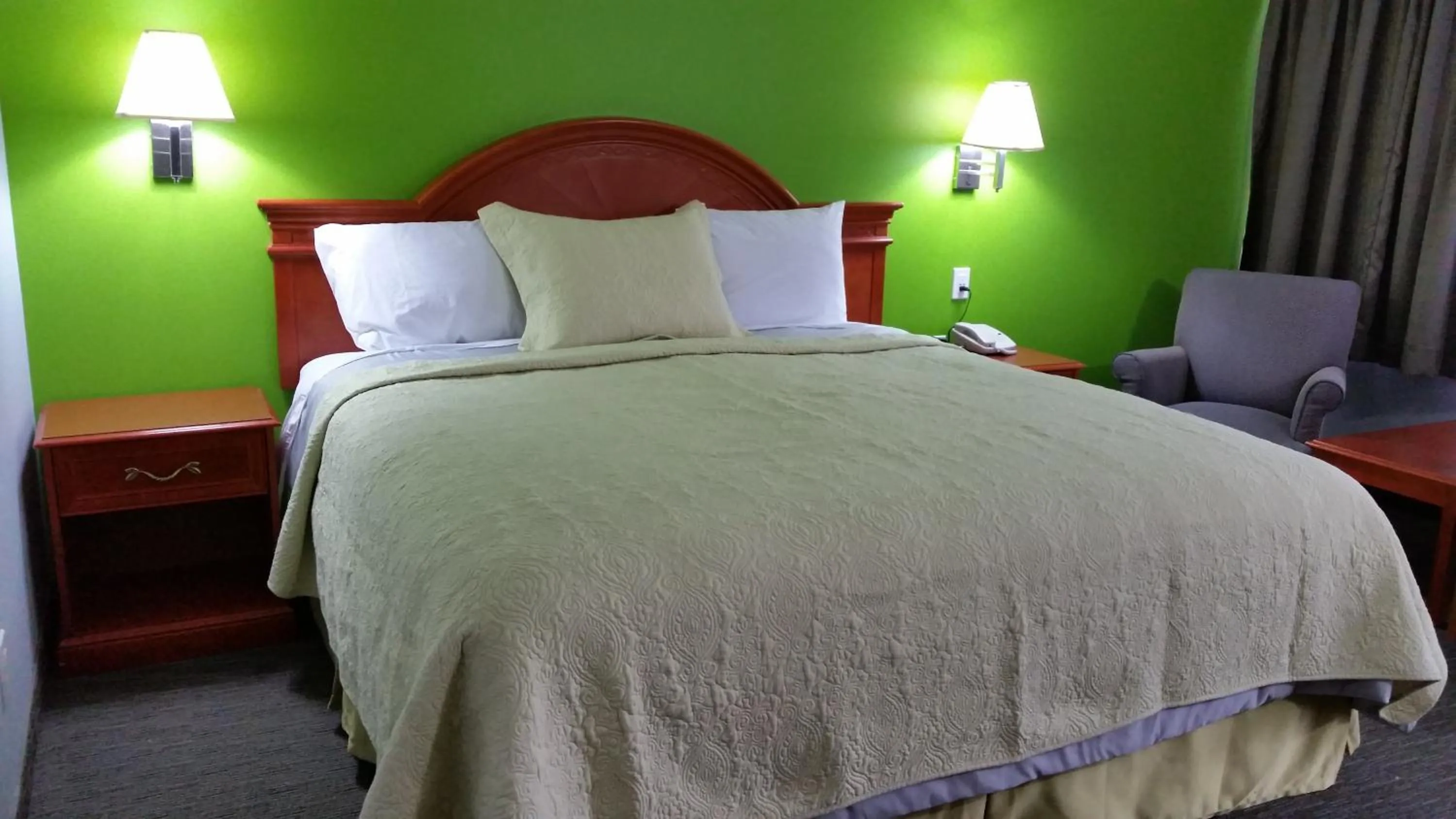 Photo of the whole room, Bed in Nipissing Inn