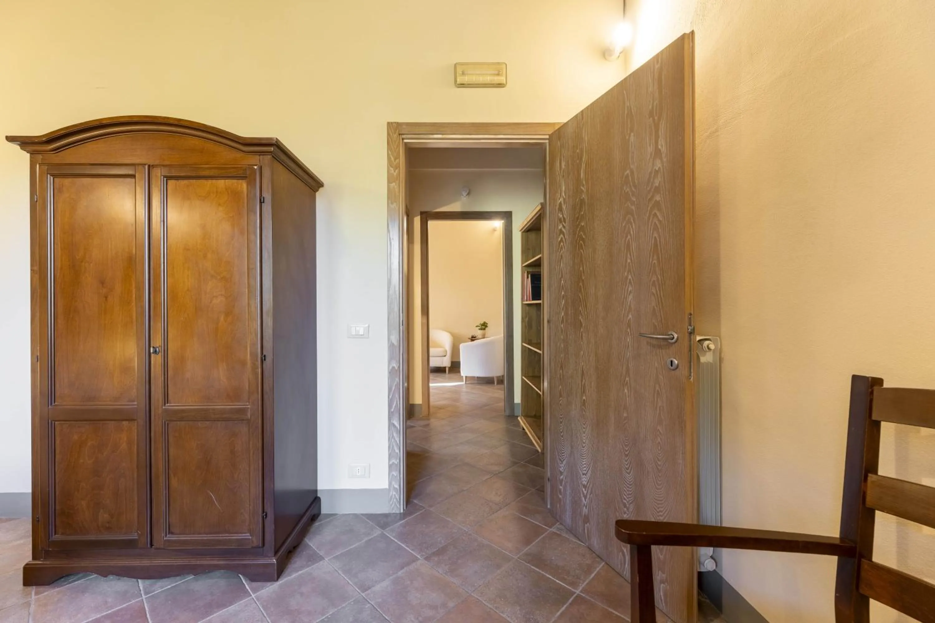 wardrobe in Villa Montarioso