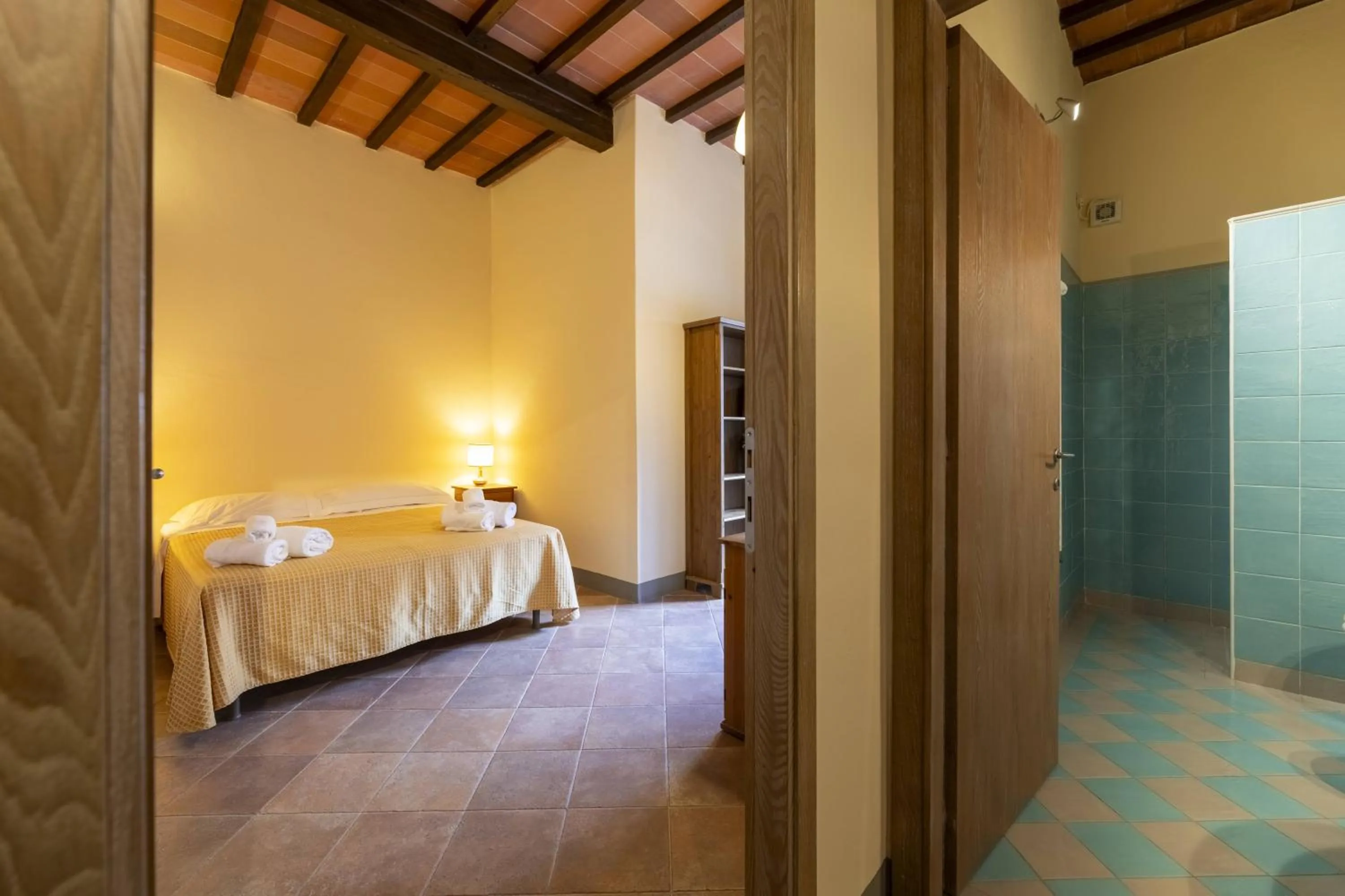 Bathroom, Bed in Villa Montarioso