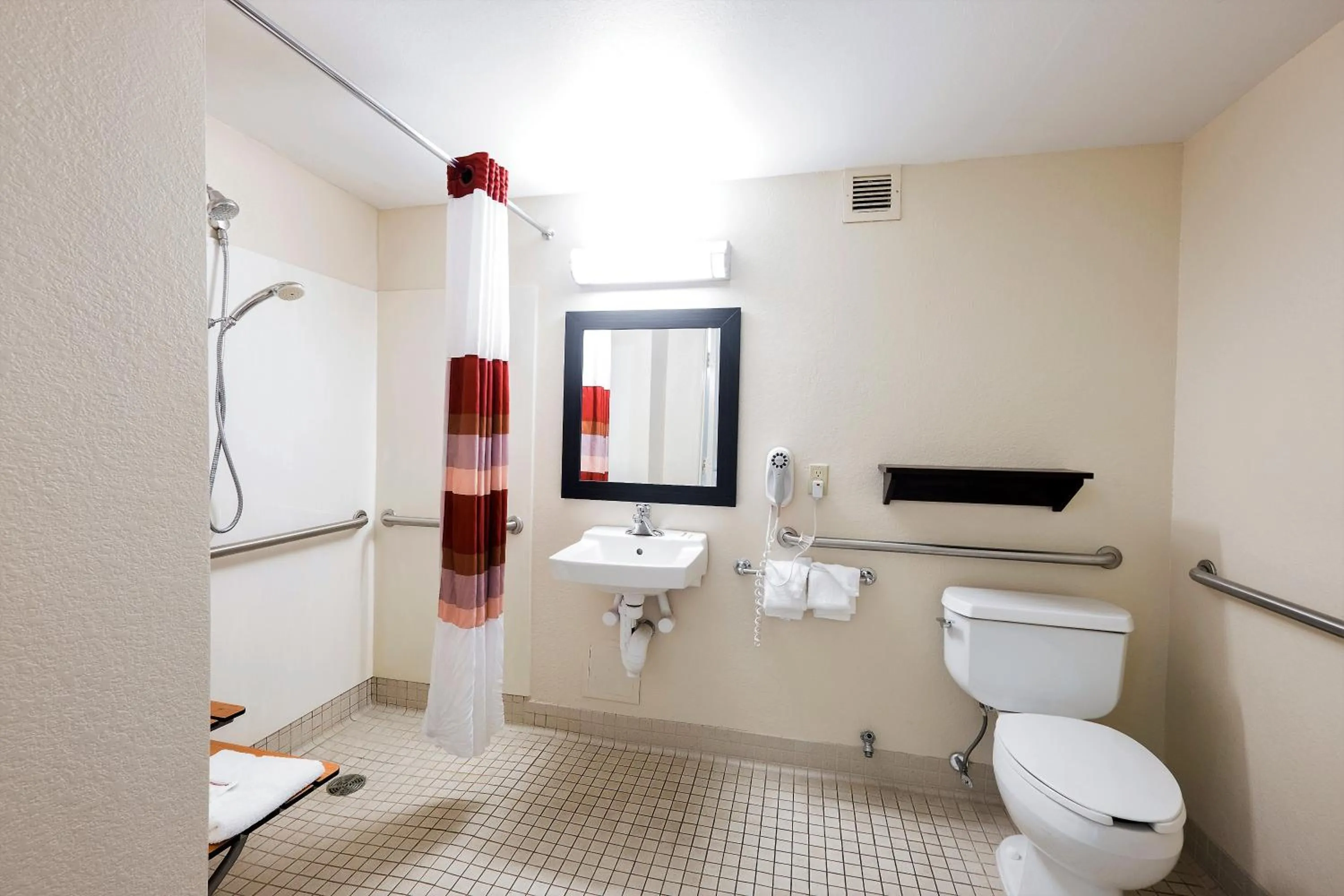 Bathroom in Red Roof Inn St Clairsville - Wheeling West