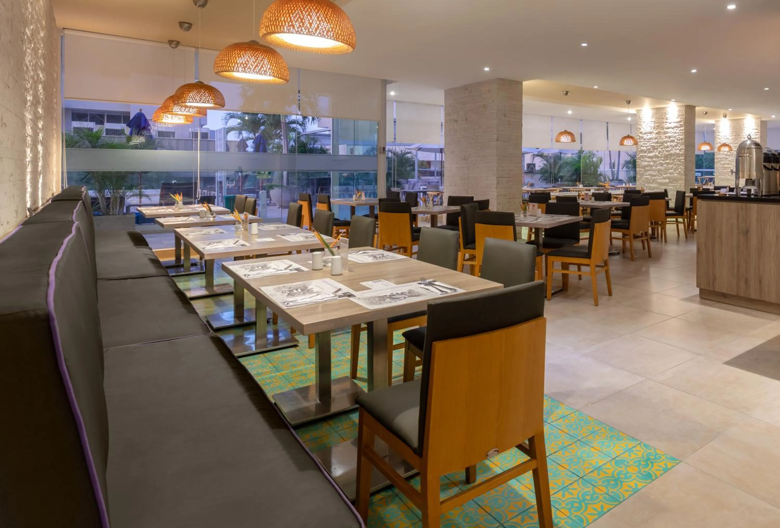 Restaurant/places to eat in Mercure Santa Marta Emile
