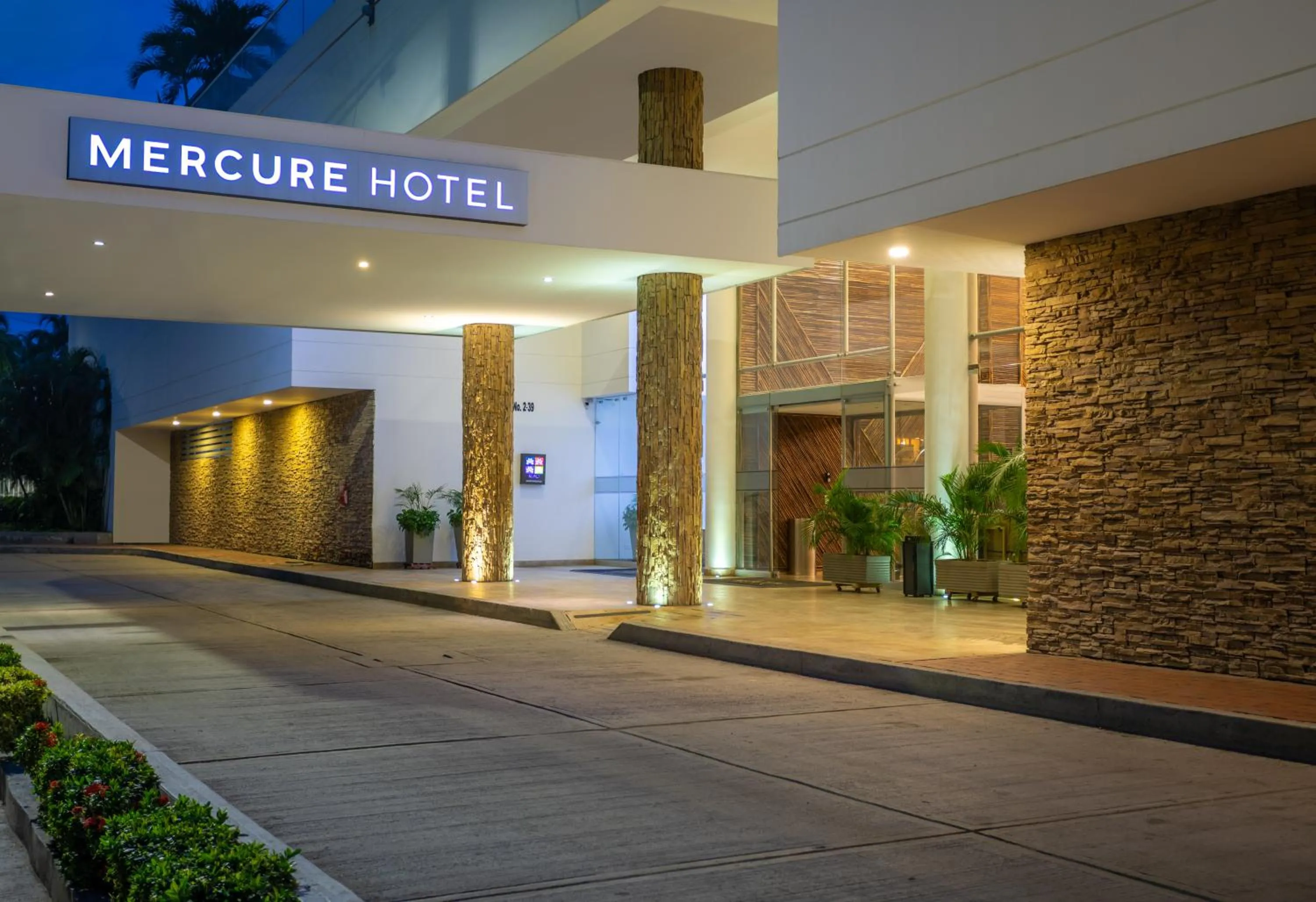 Facade/entrance in Mercure Santa Marta Emile