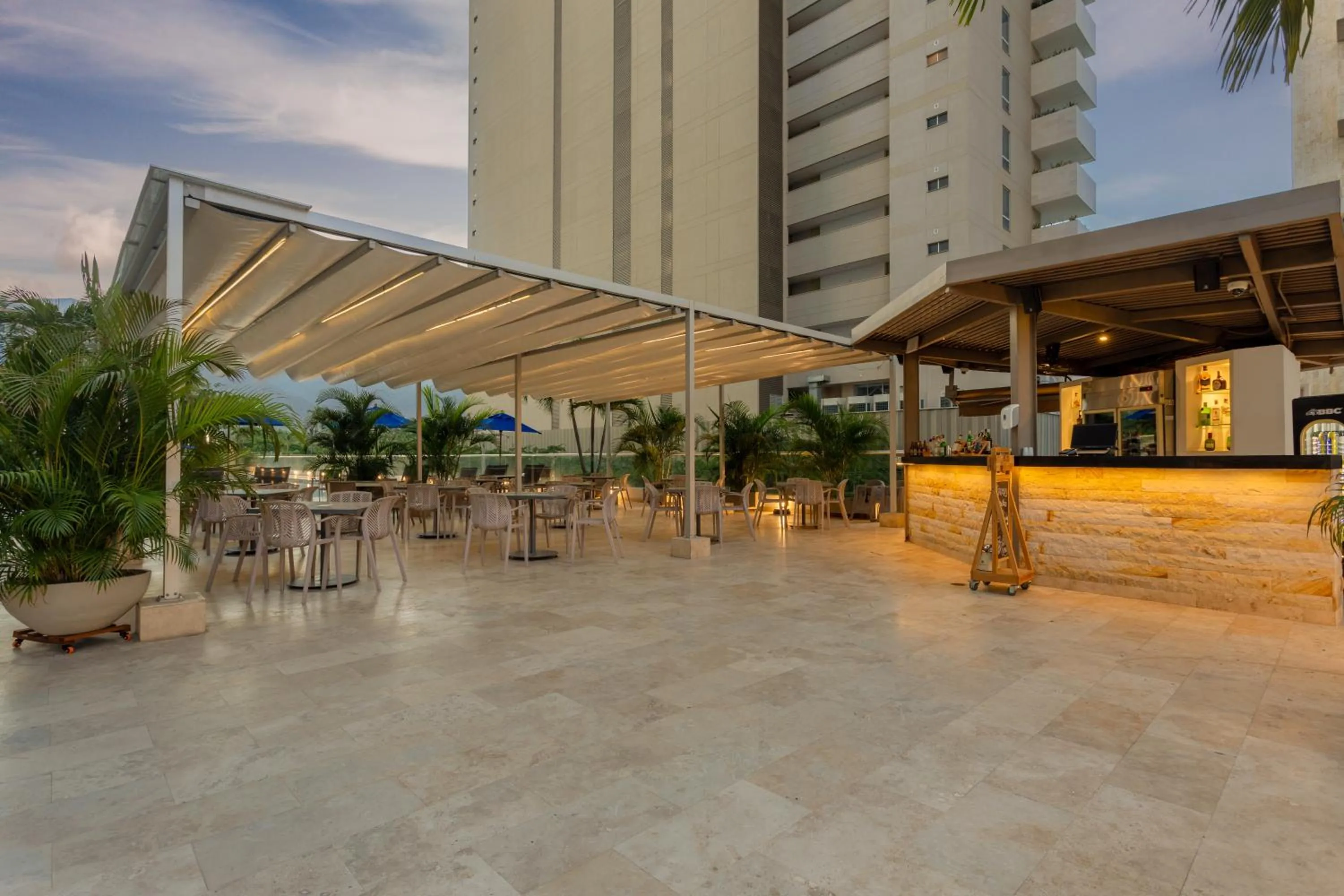 Restaurant/places to eat in Mercure Santa Marta Emile