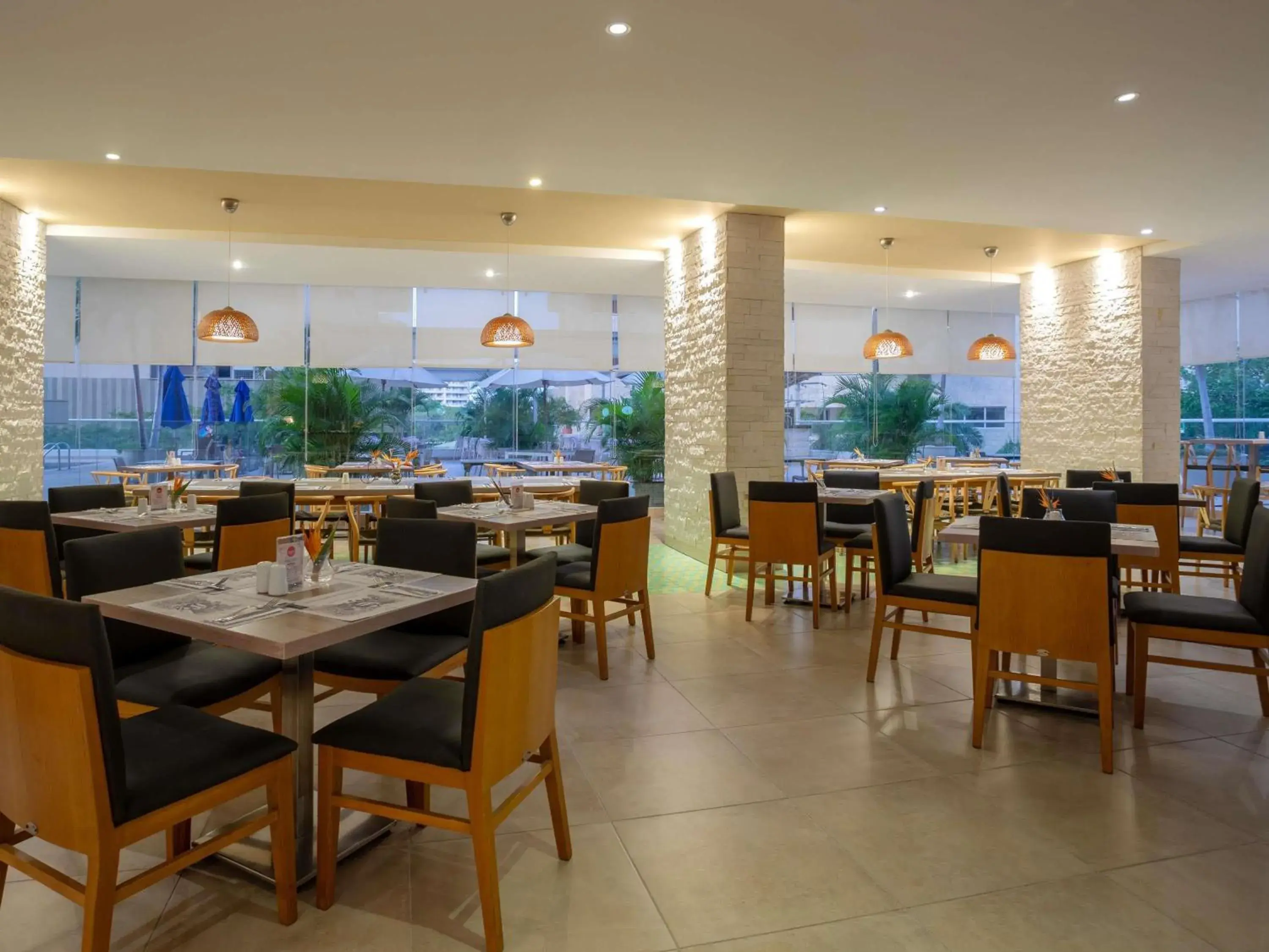 Restaurant/places to eat in Mercure Santa Marta Emile Restaurant/places to eat in Mercure Santa Marta Emile