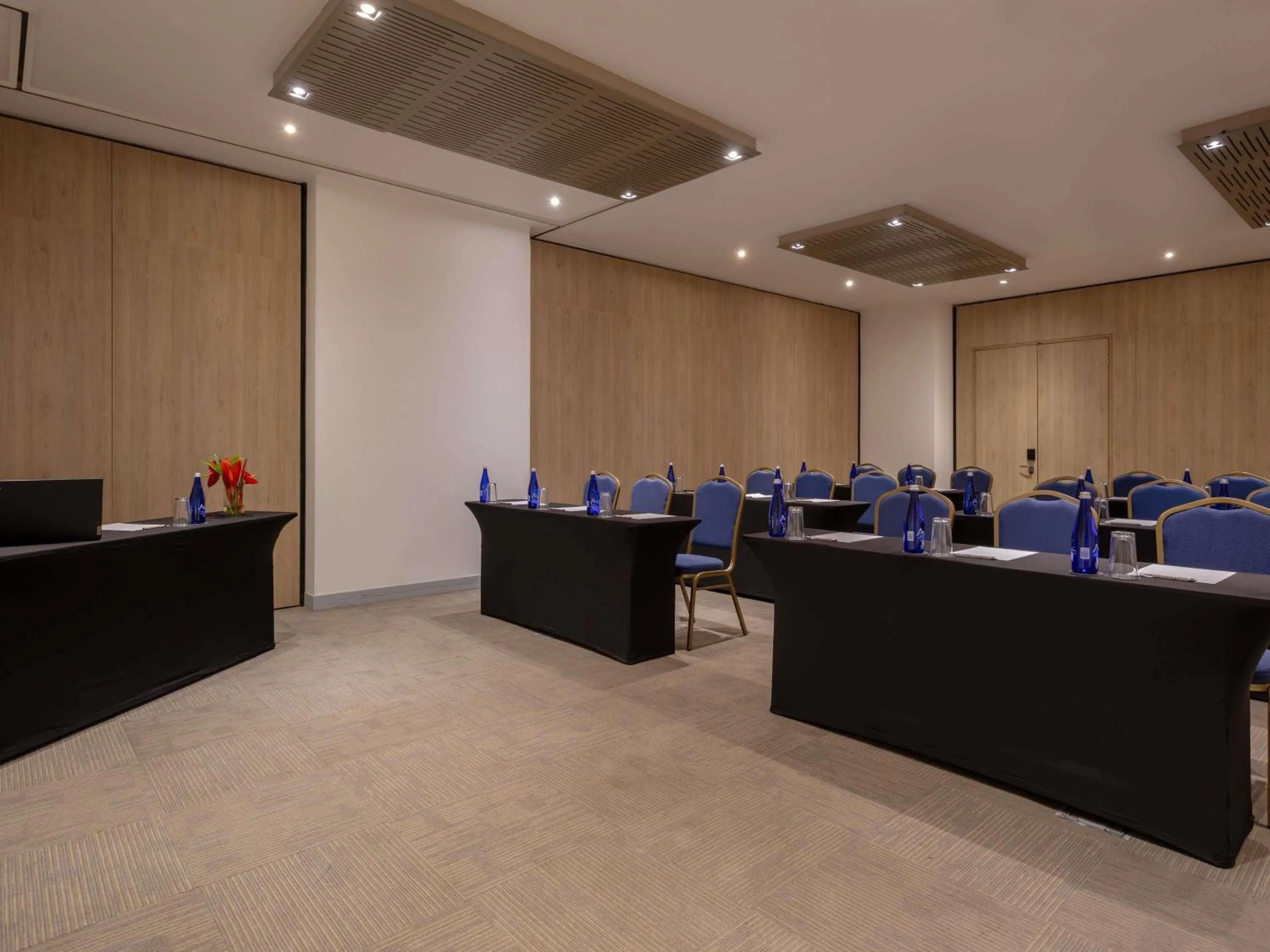 Meeting/conference room in Mercure Santa Marta Emile