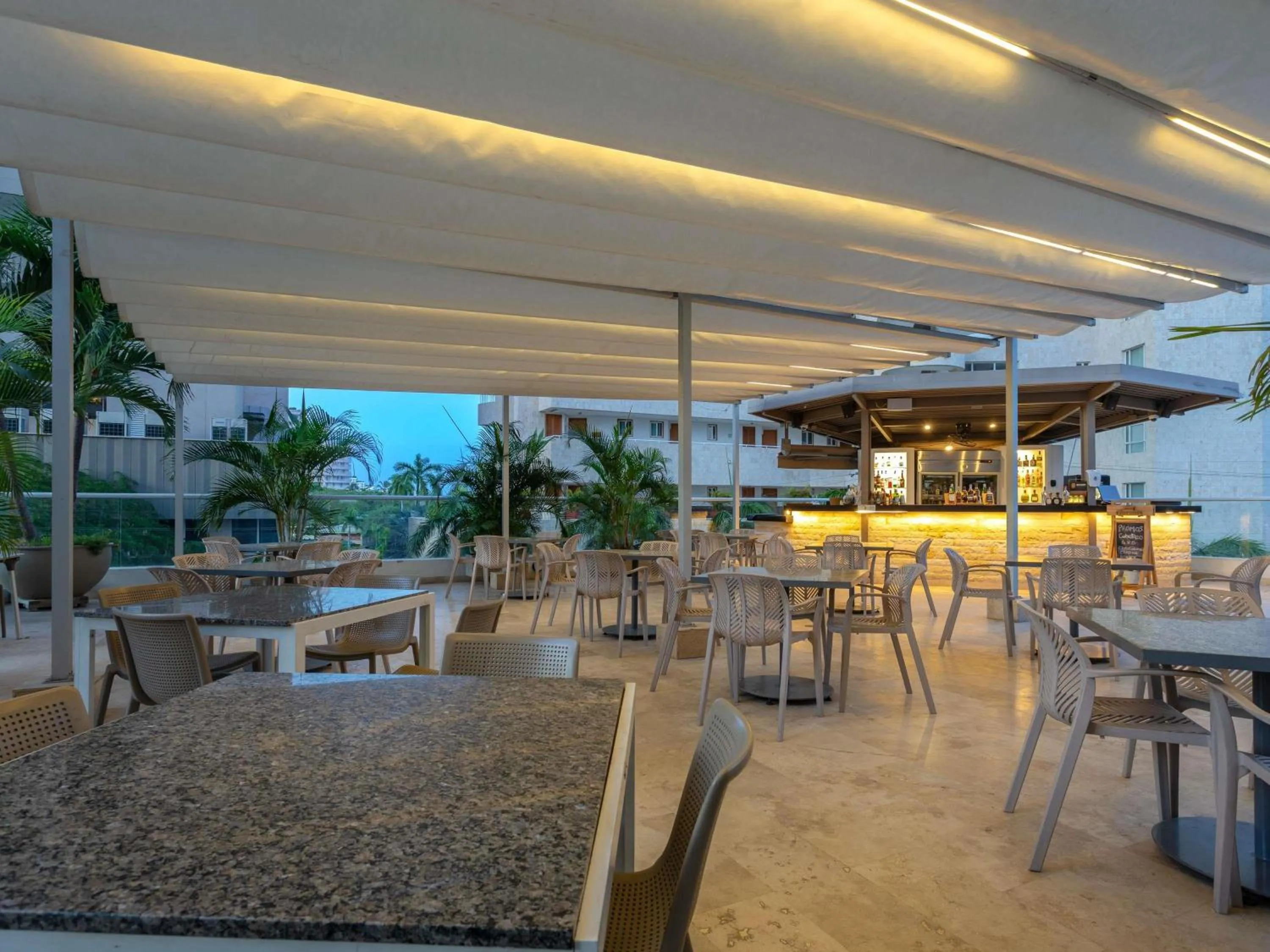 Lounge or bar in Mercure Santa Marta Emile