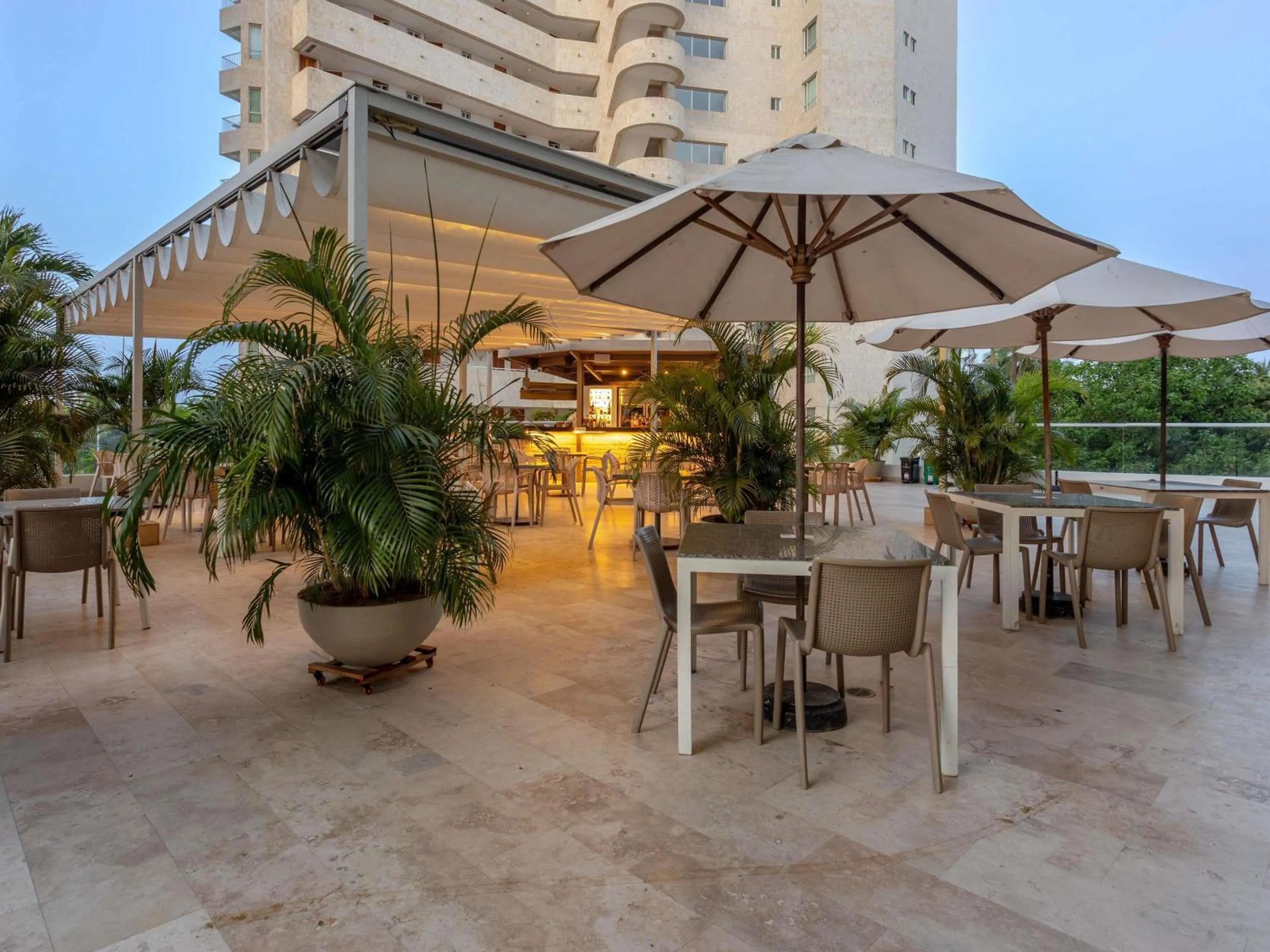 Lounge or bar in Mercure Santa Marta Emile