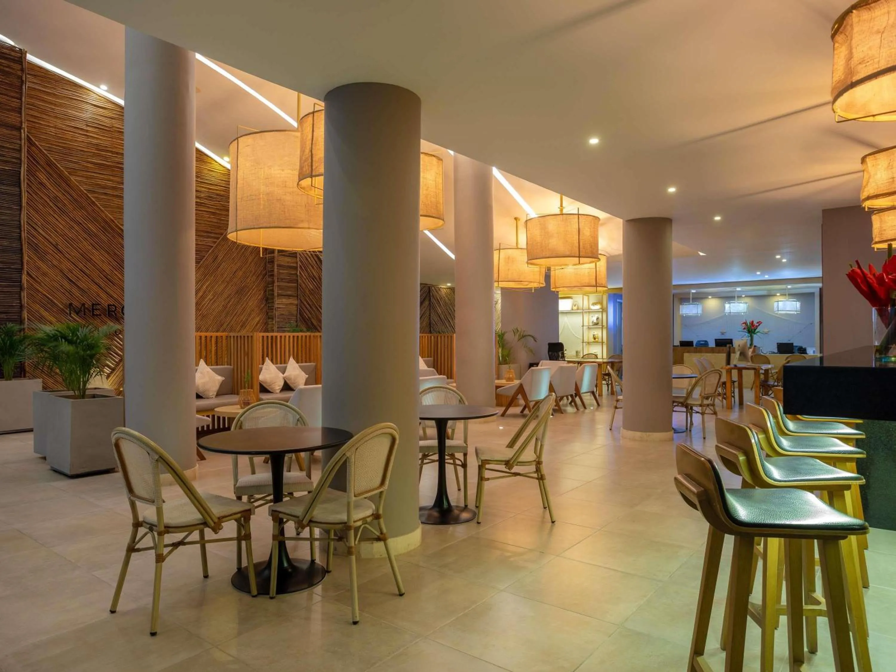 Lounge or bar in Mercure Santa Marta Emile