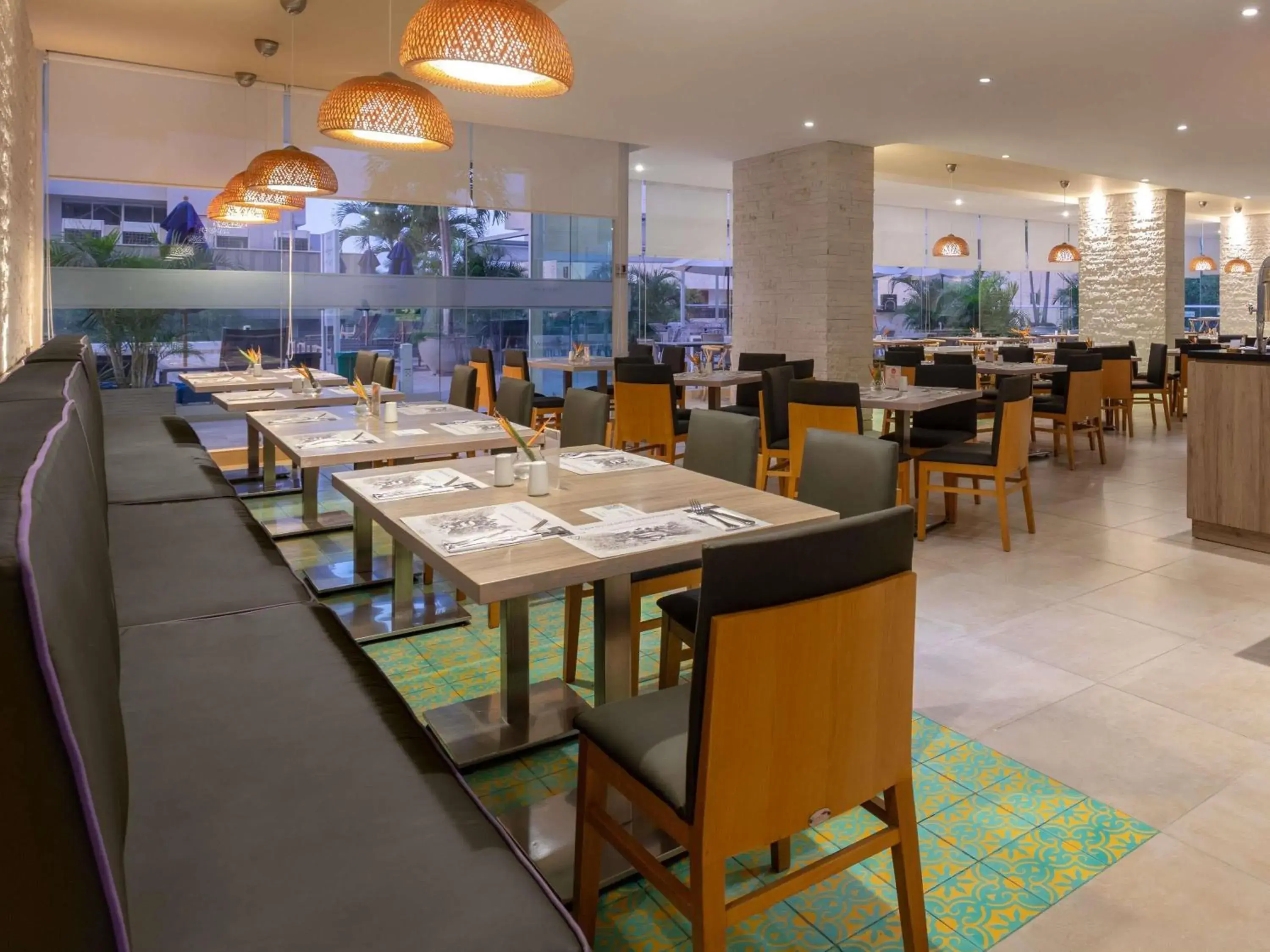 Restaurant/places to eat in Mercure Santa Marta Emile Restaurant/places to eat in Mercure Santa Marta Emile