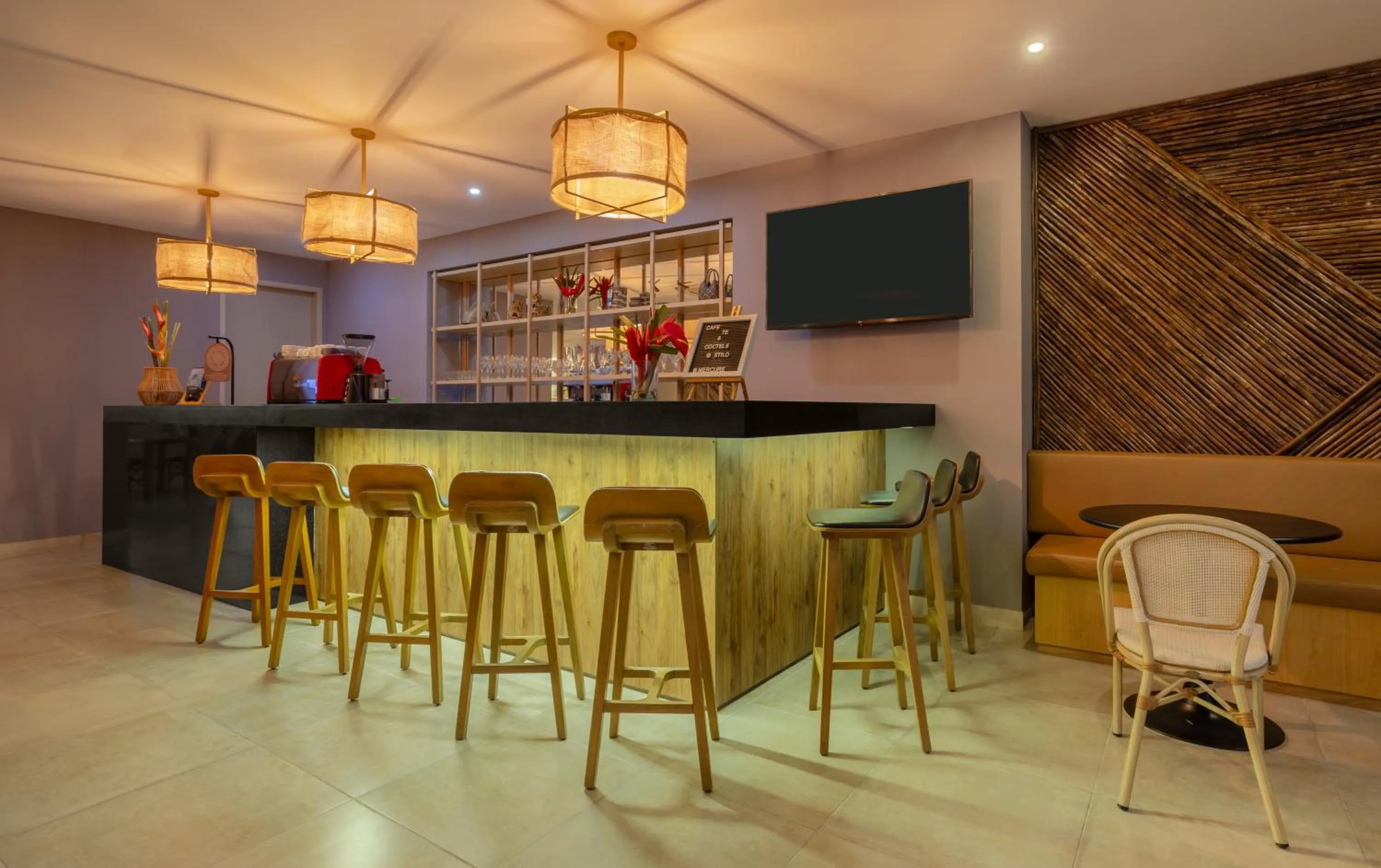 Lounge or bar in Mercure Santa Marta Emile
