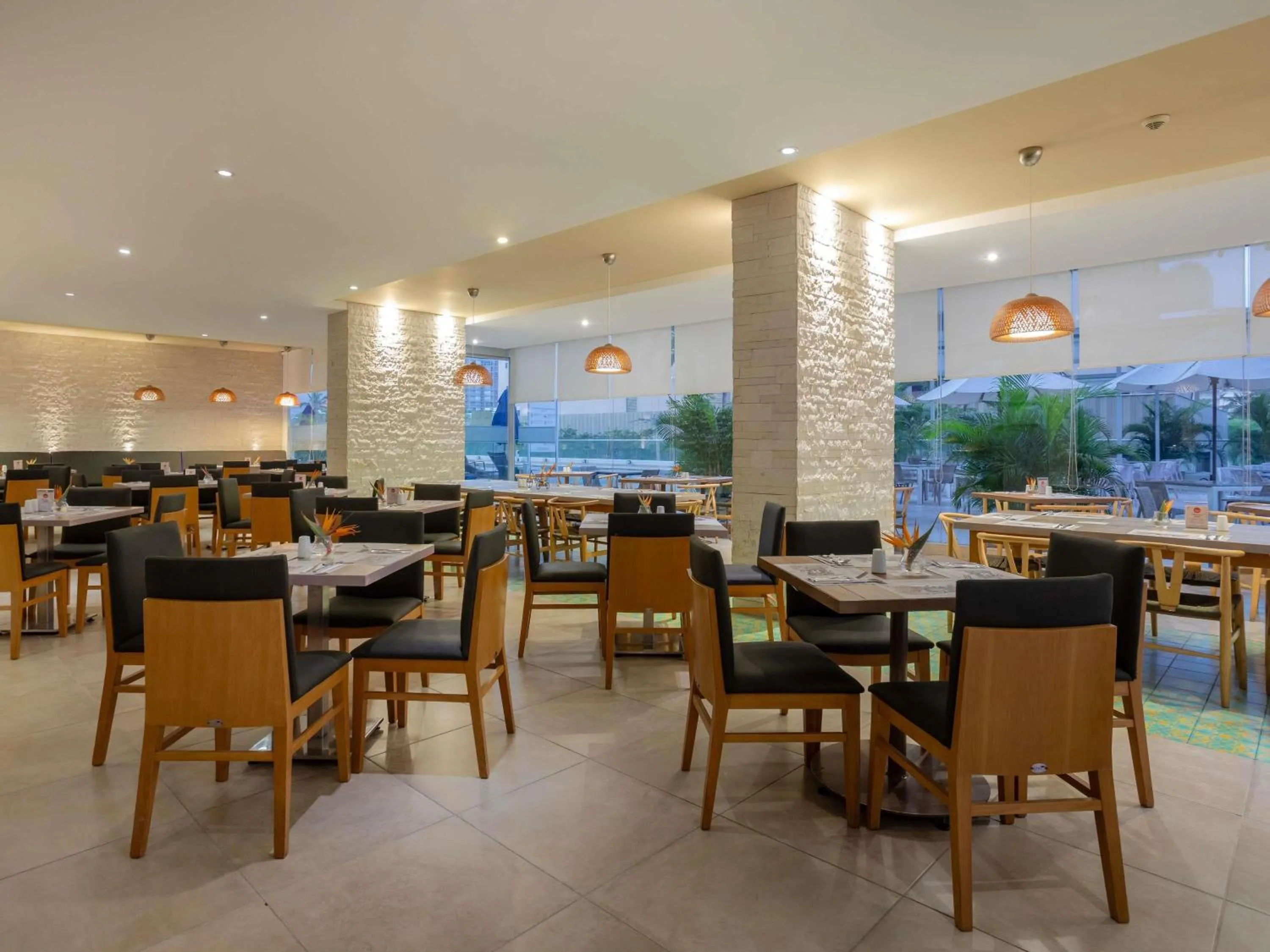 Restaurant/places to eat in Mercure Santa Marta Emile