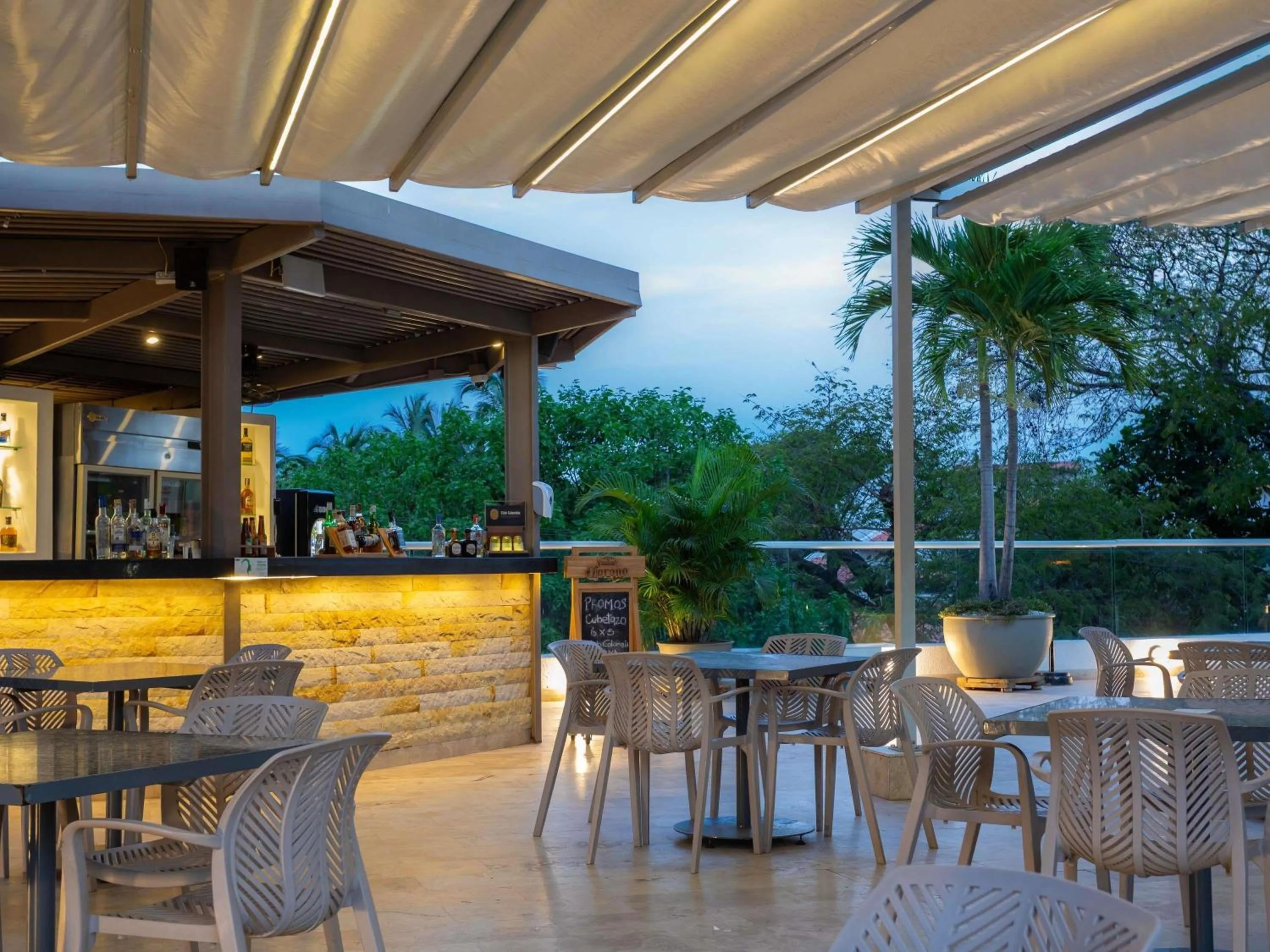 Lounge or bar in Mercure Santa Marta Emile