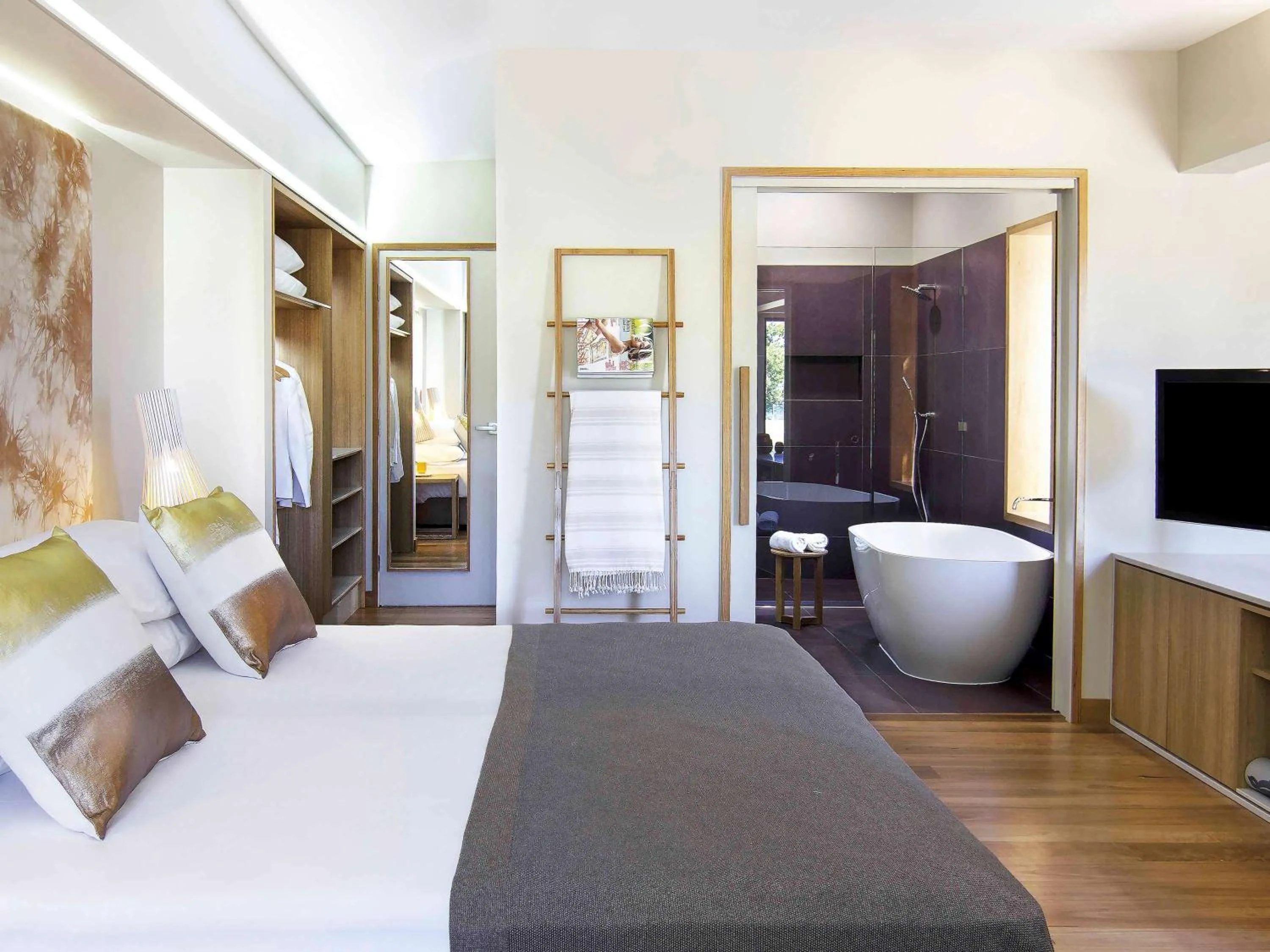 Photo of the whole room, Bed in Elements Of Byron