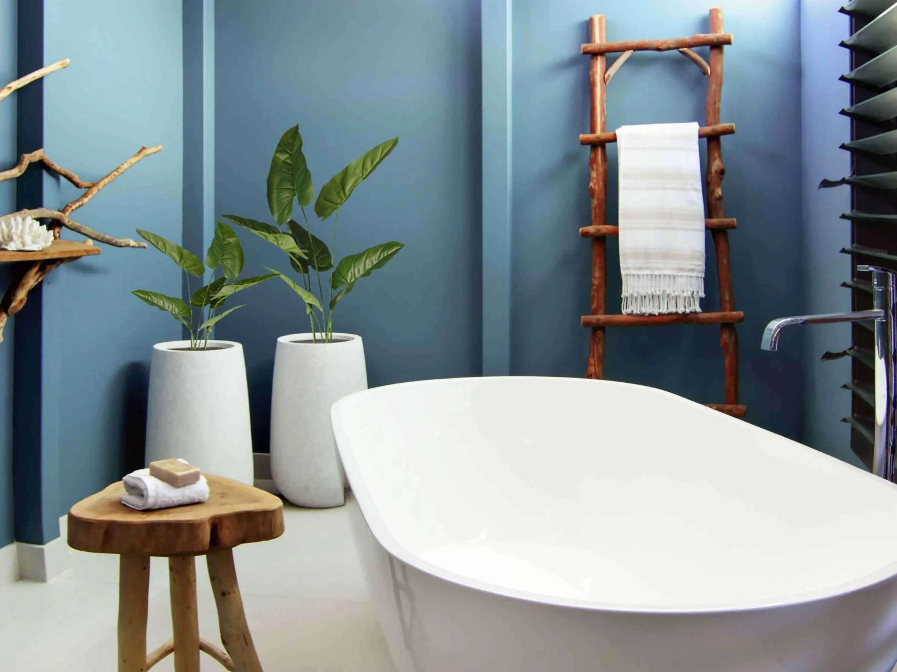 Photo of the whole room in Elements Of Byron