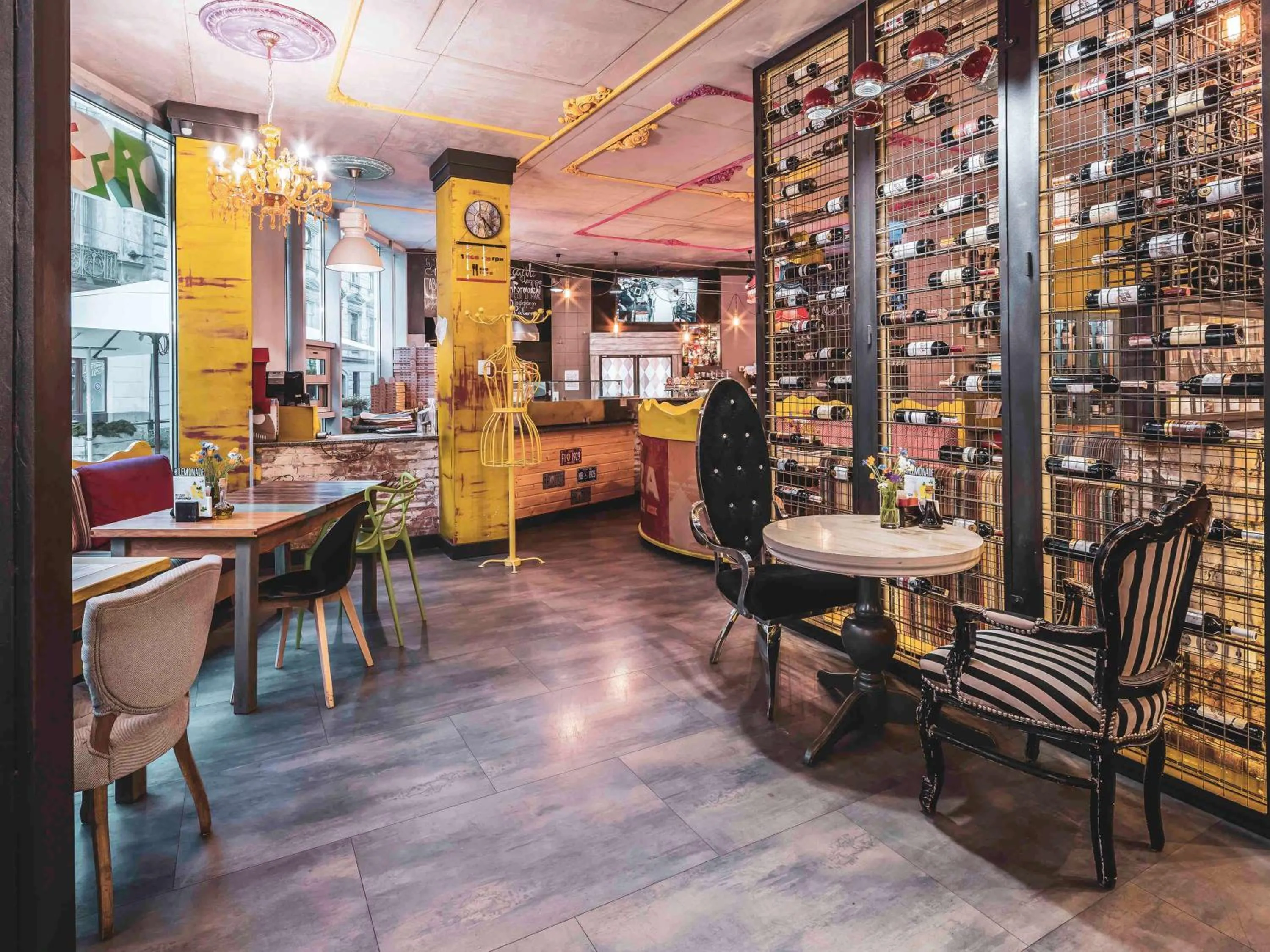 Restaurant/places to eat in Ibis Styles Lviv Center